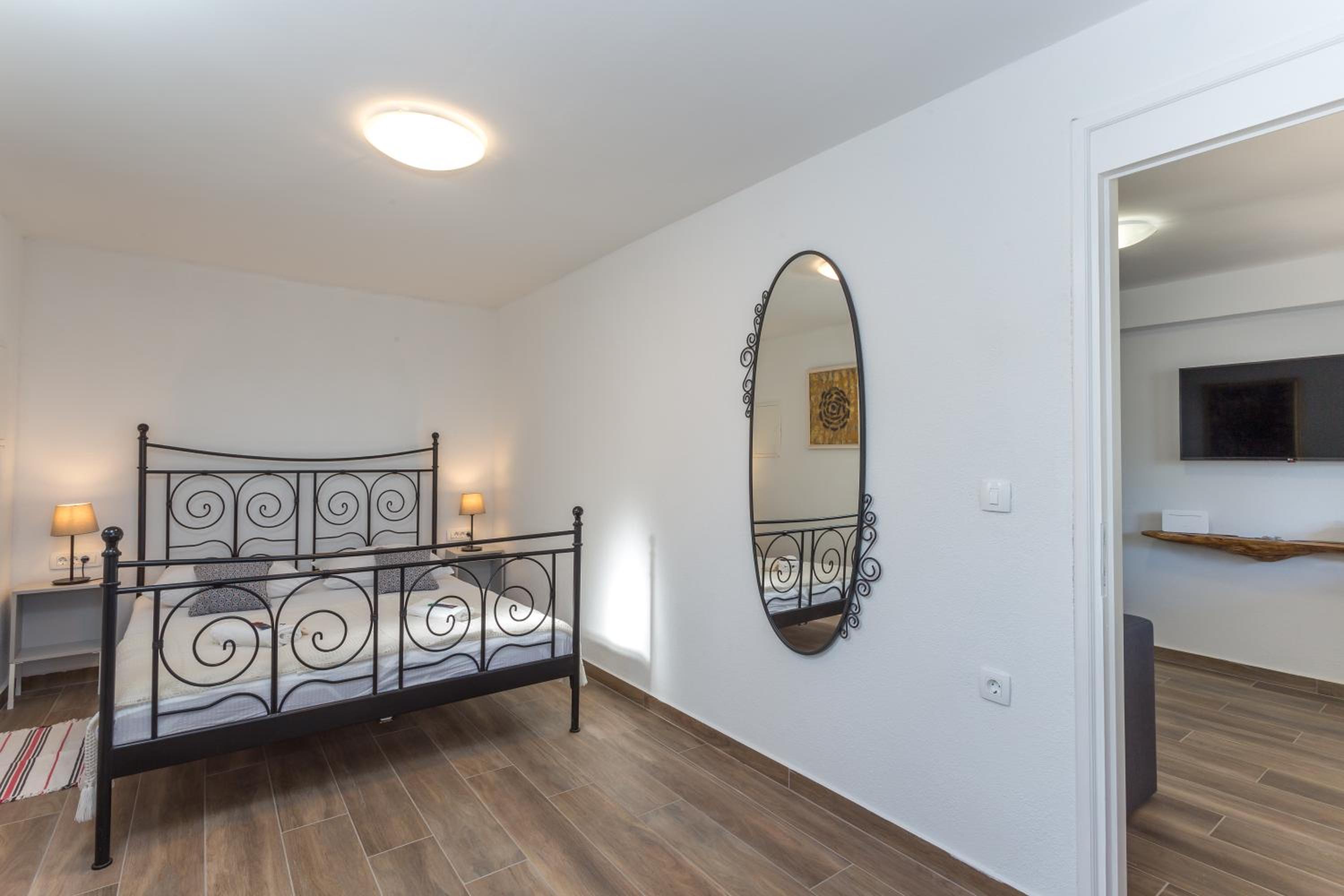 One-Bedroom Apartment - Photo 3