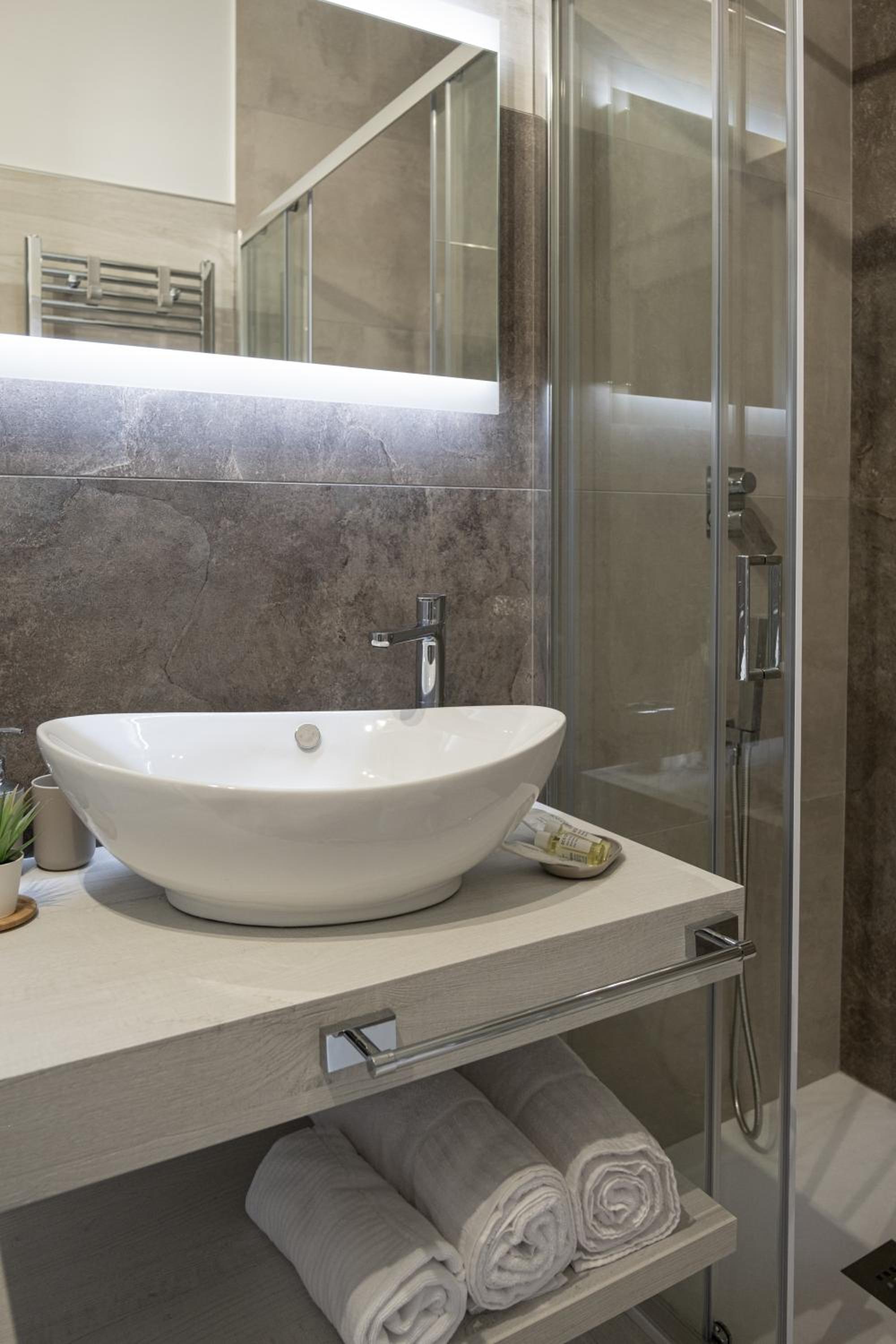 Deluxe Double Room with Balcony - Photo 9