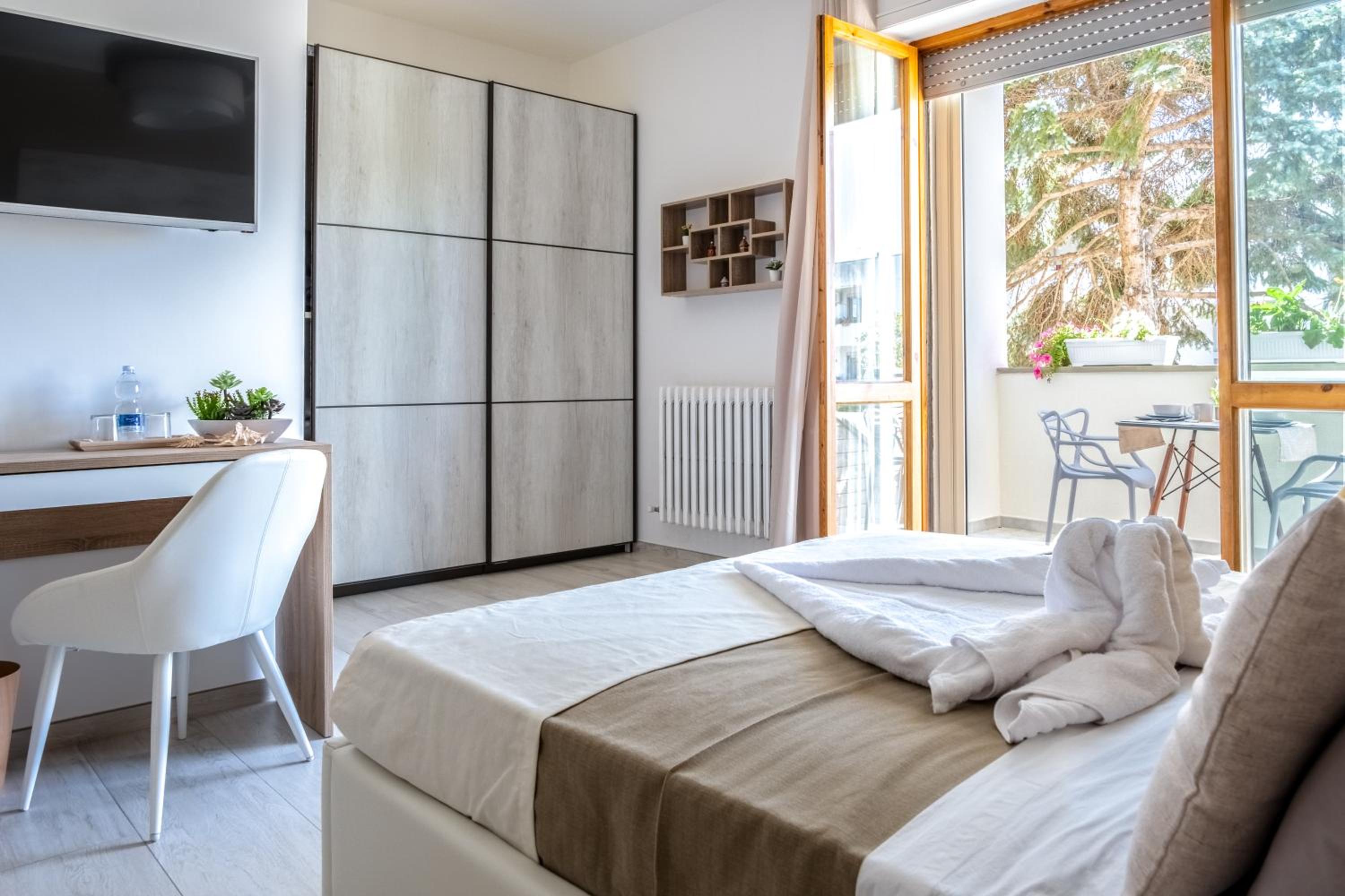 Deluxe Double Room with Balcony - Photo 2