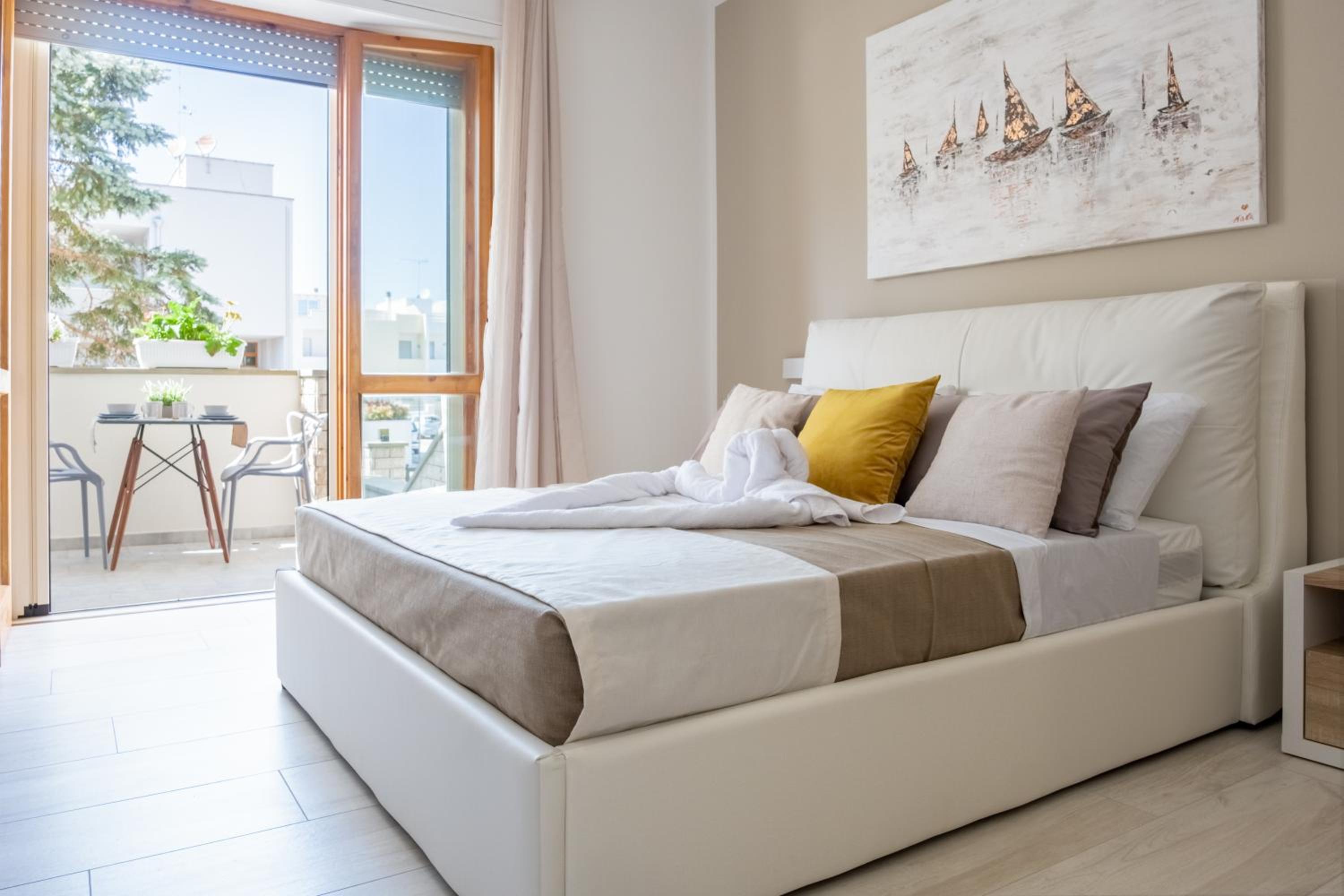 Deluxe Double Room with Balcony - Photo 14
