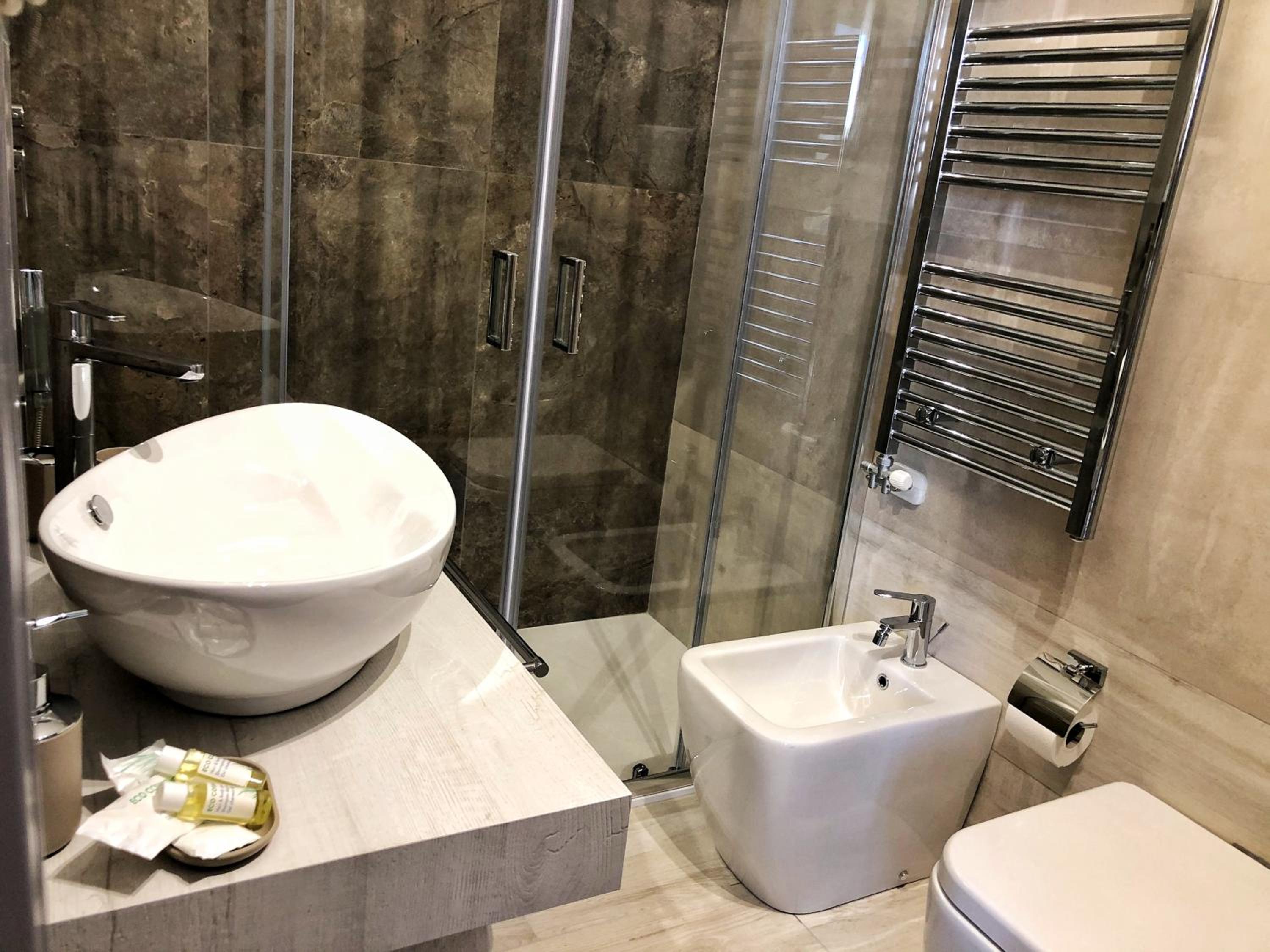 Deluxe Double Room with Balcony - Photo 8