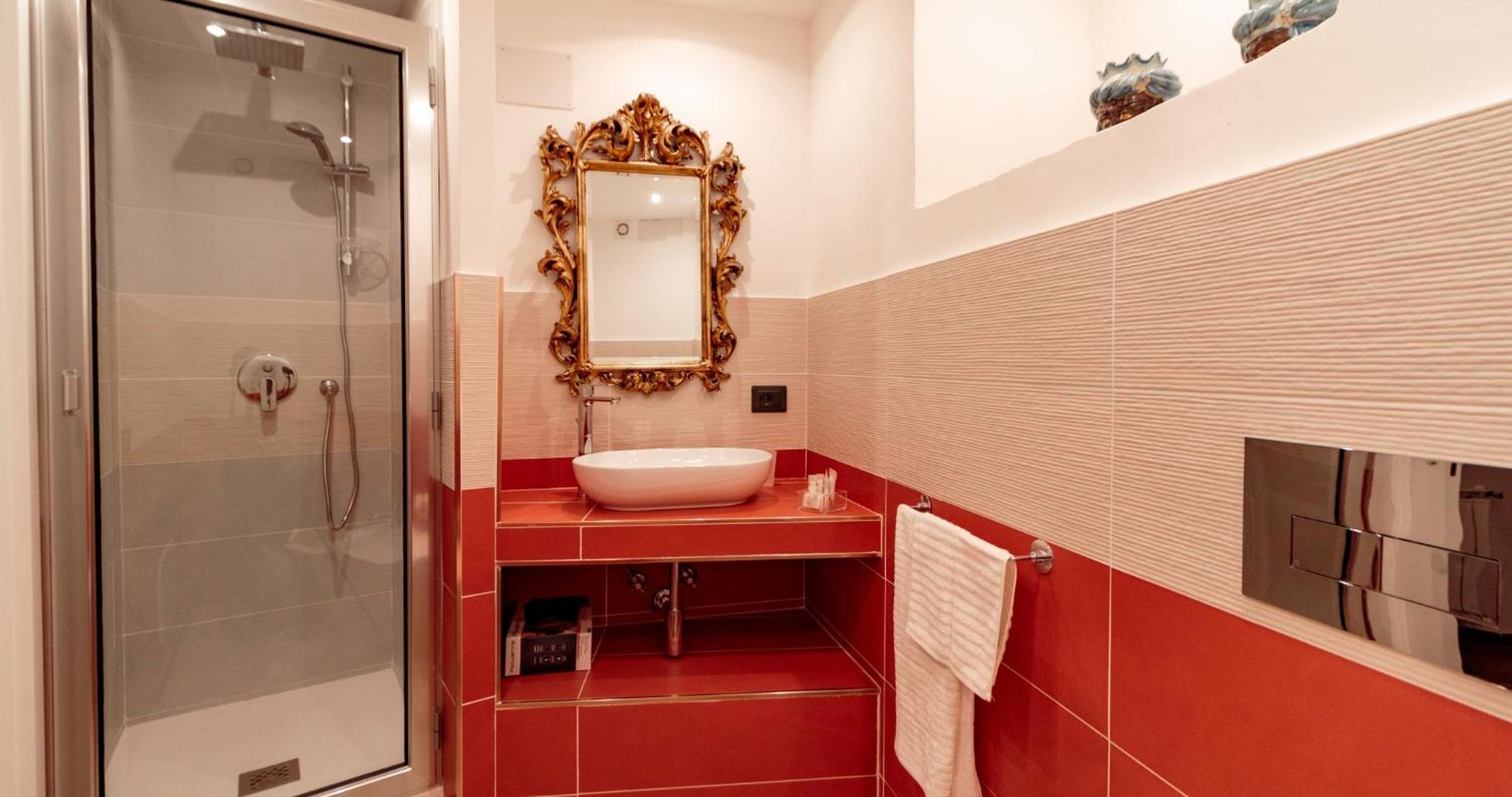 Double Room with Private Bathroom - Photo 8