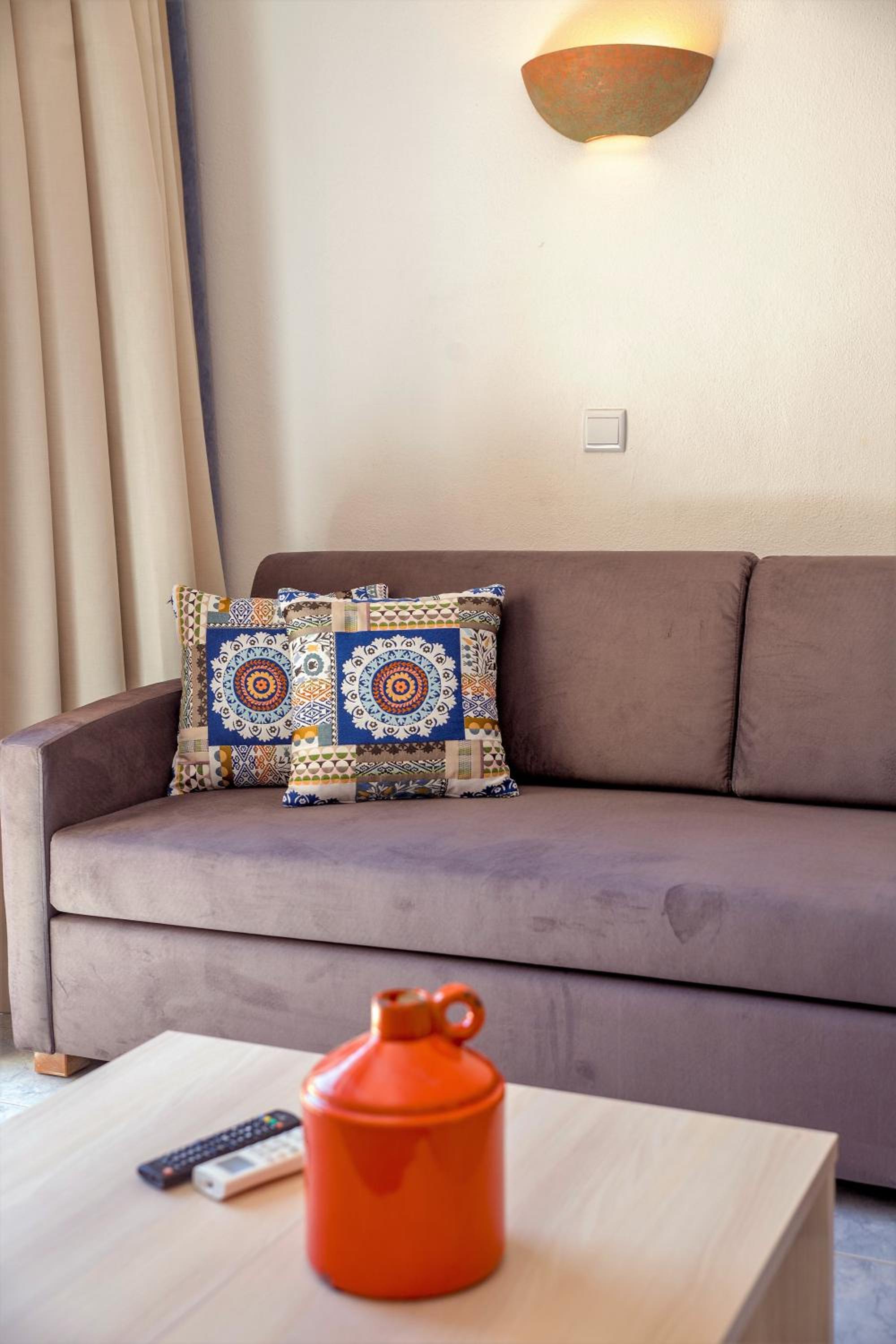 One-Bedroom Apartment - Photo 3