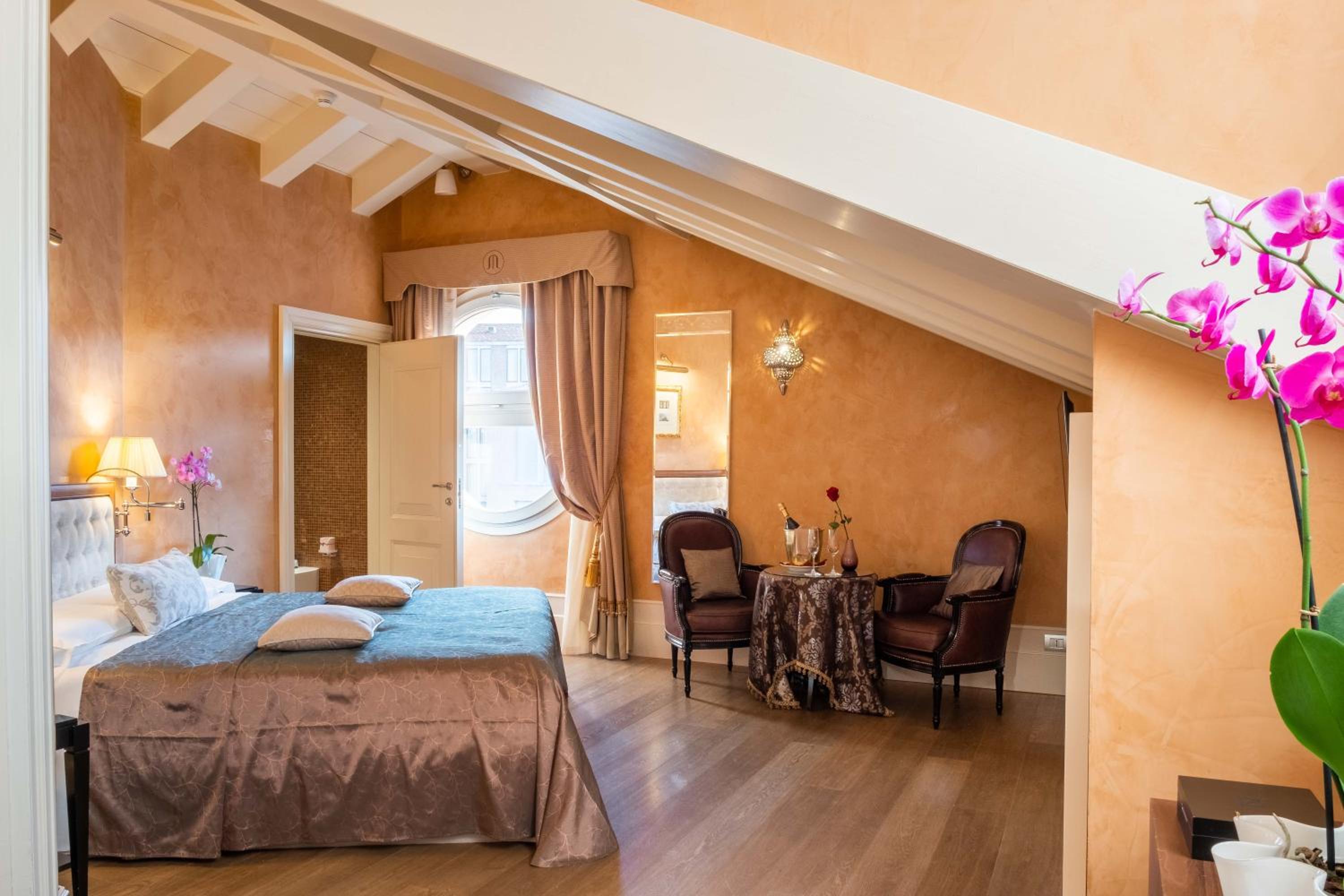 Double or Twin Room with Canal View photo 3