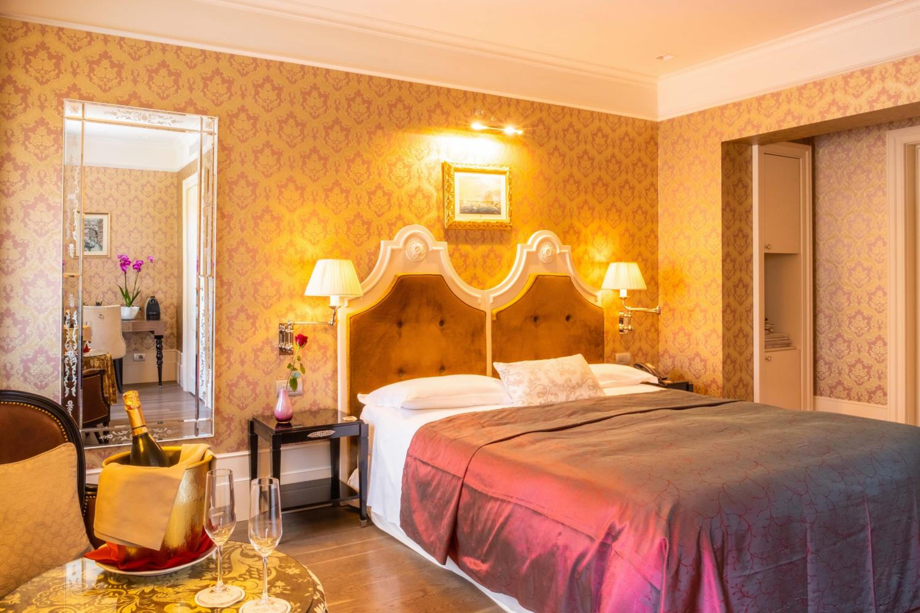 Double or Twin Room with Canal View photo 2