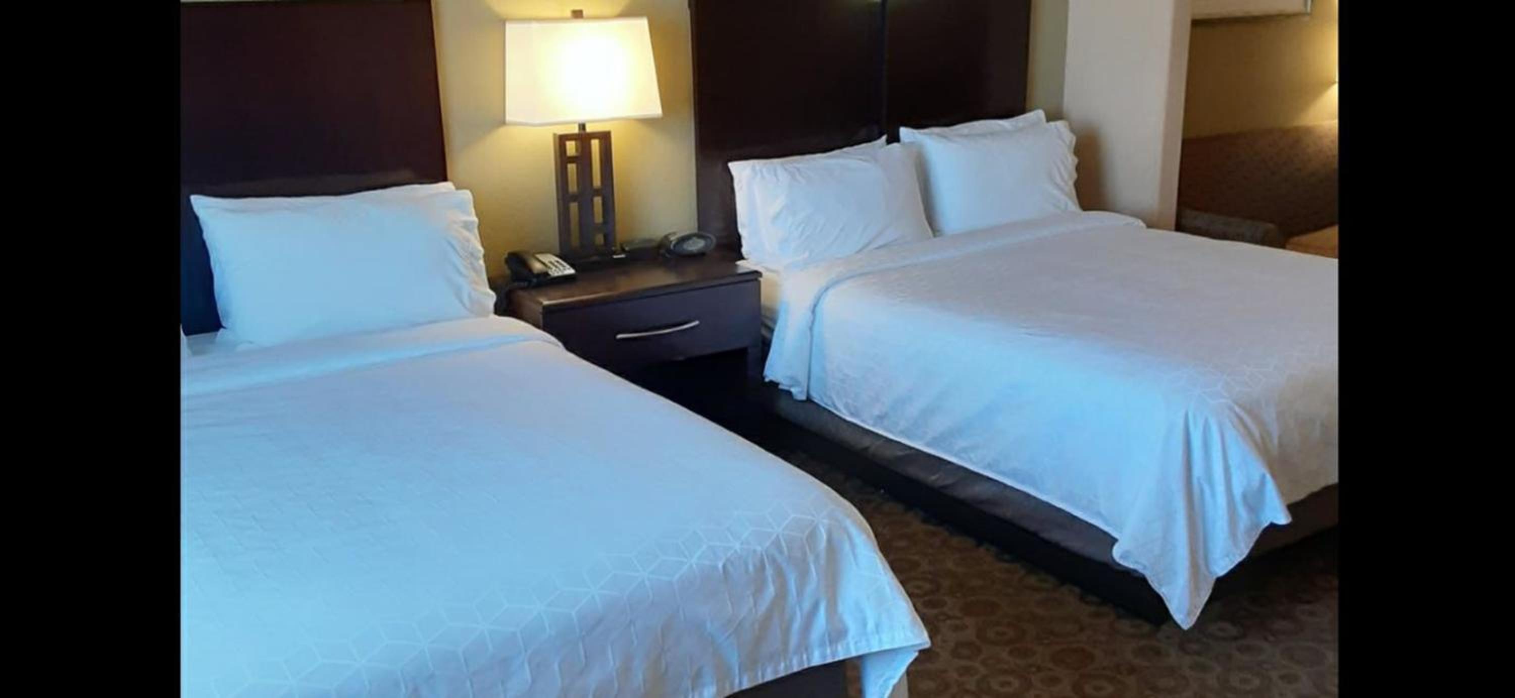 Standard Room With Two Queen Beds - Photo 5