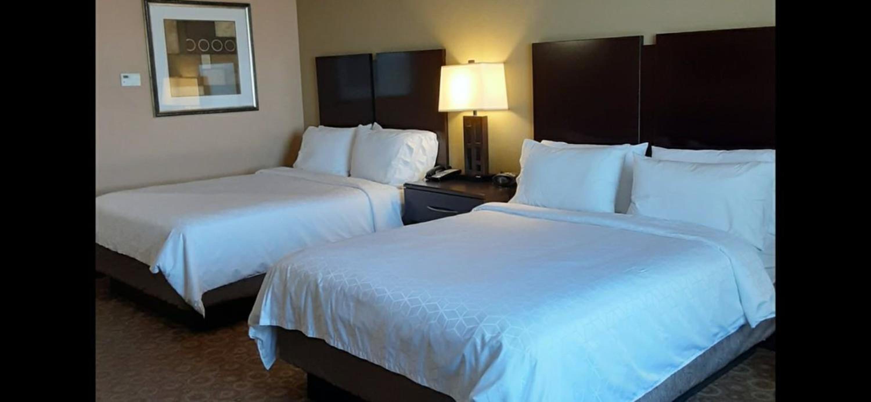 Standard Room With Two Queen Beds - Photo 1