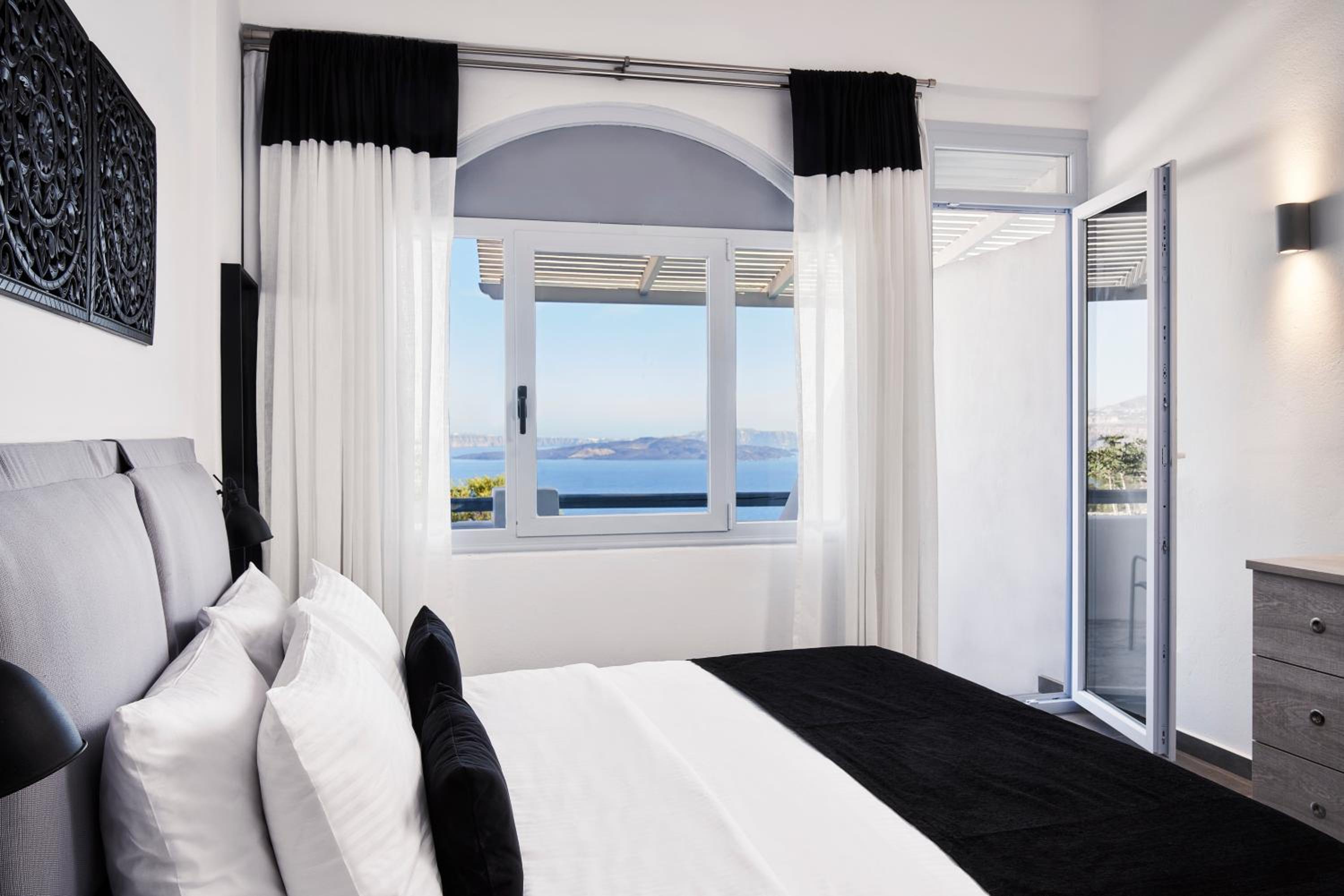 Standard Room with Caldera View - Photo 4