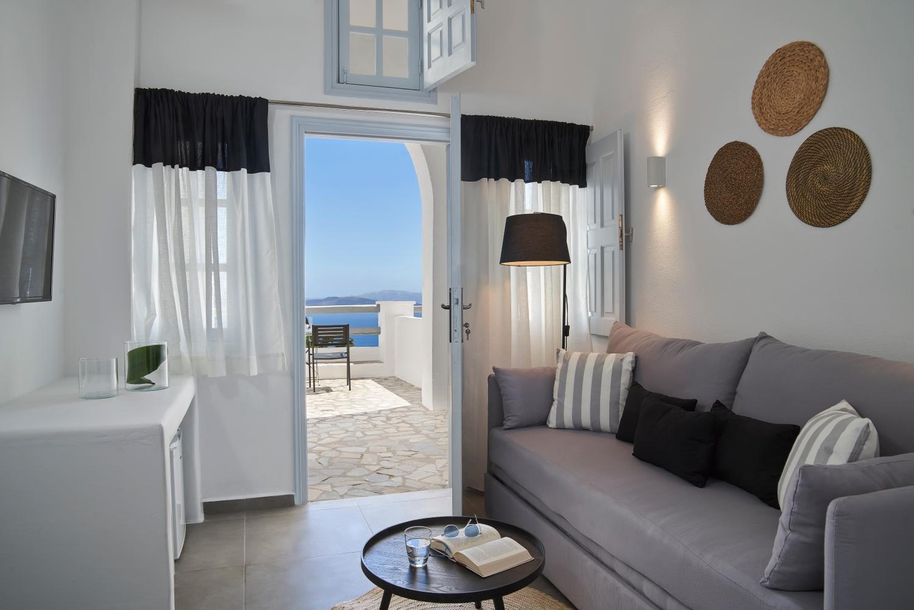 Superior Room with Caldera View - Photo 8