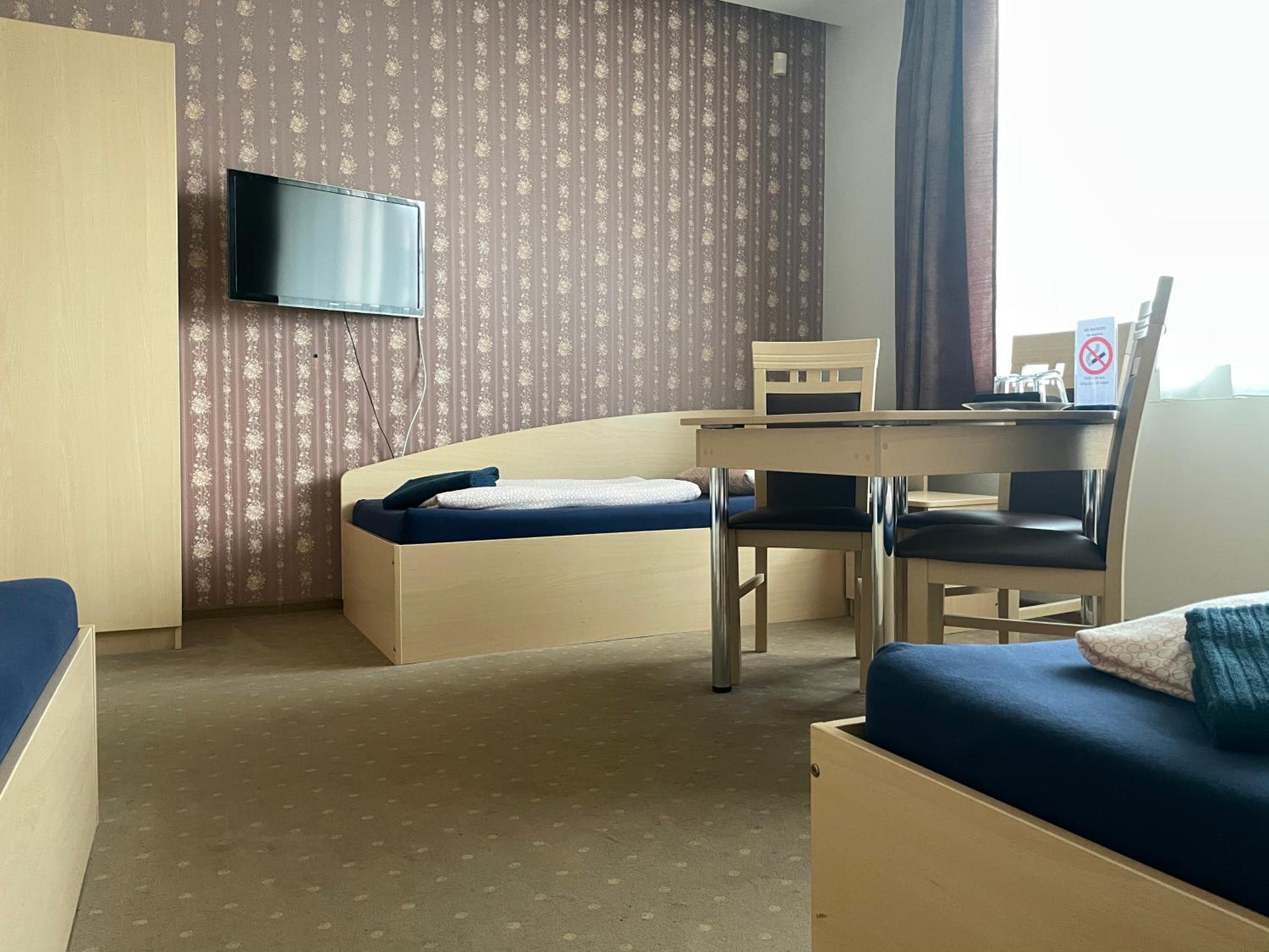 Economy Triple Room photo 2
