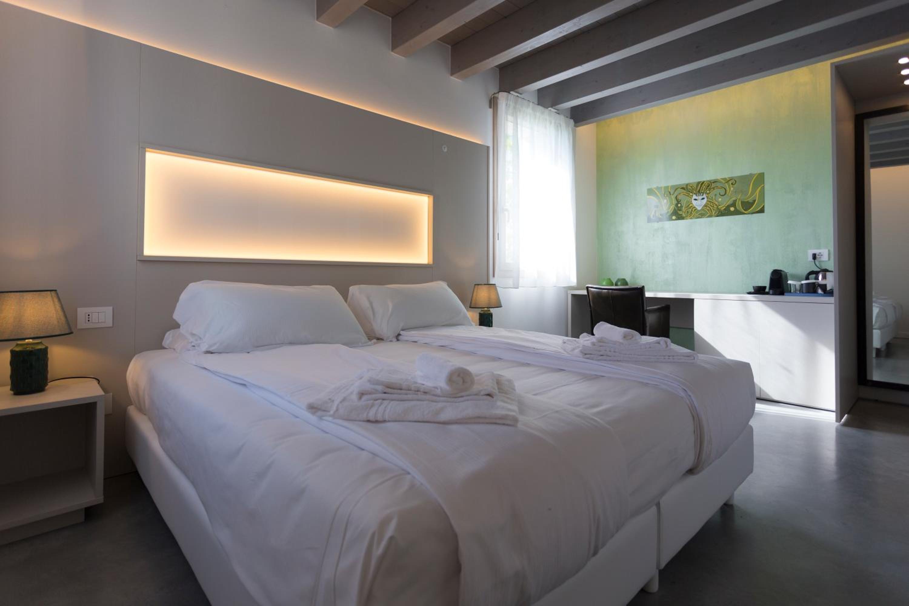 Double Room with Garden View - Photo 10