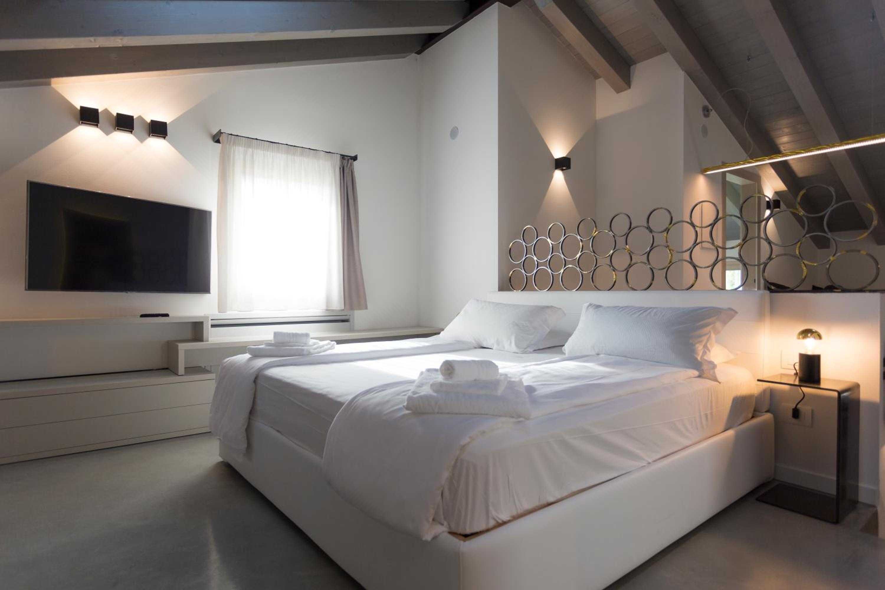 Deluxe Family Suite - Photo 3