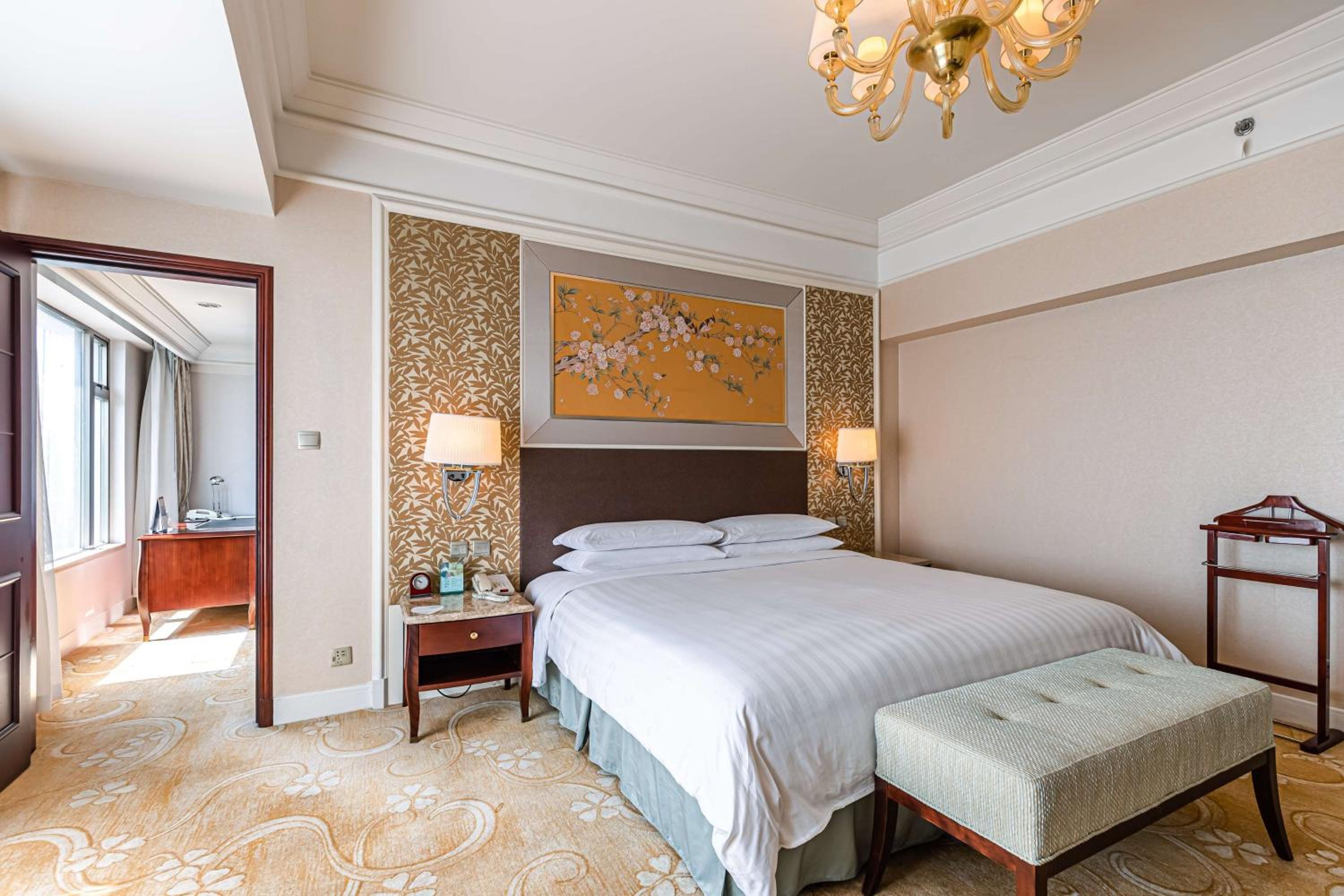 Executive Suite with Club Benefits photo 2