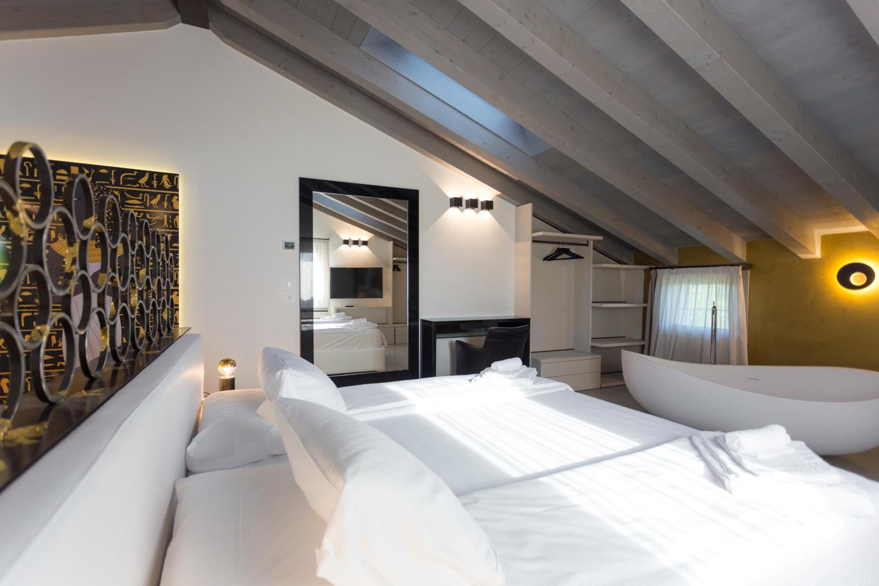 Deluxe Family Suite - Photo 11