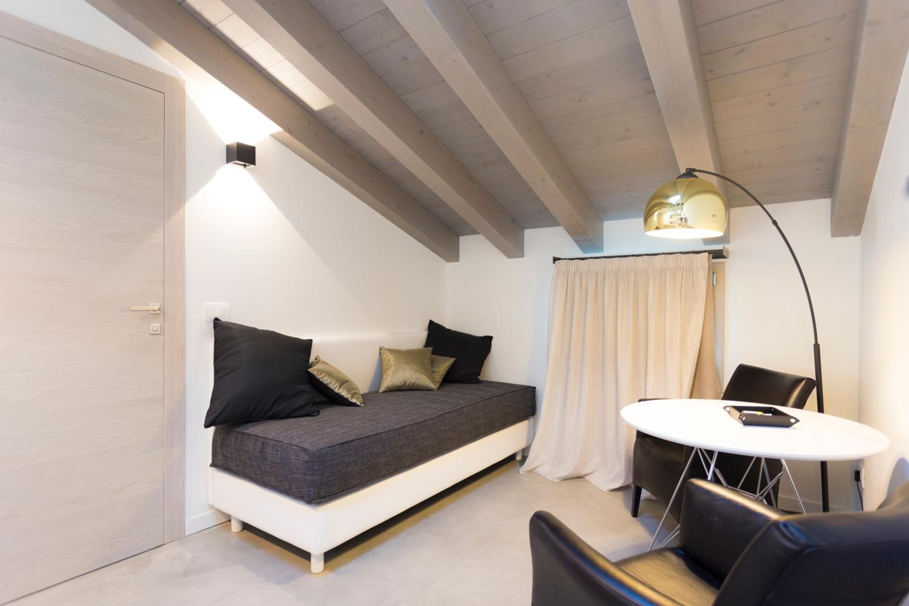 Deluxe Family Suite - Photo 12