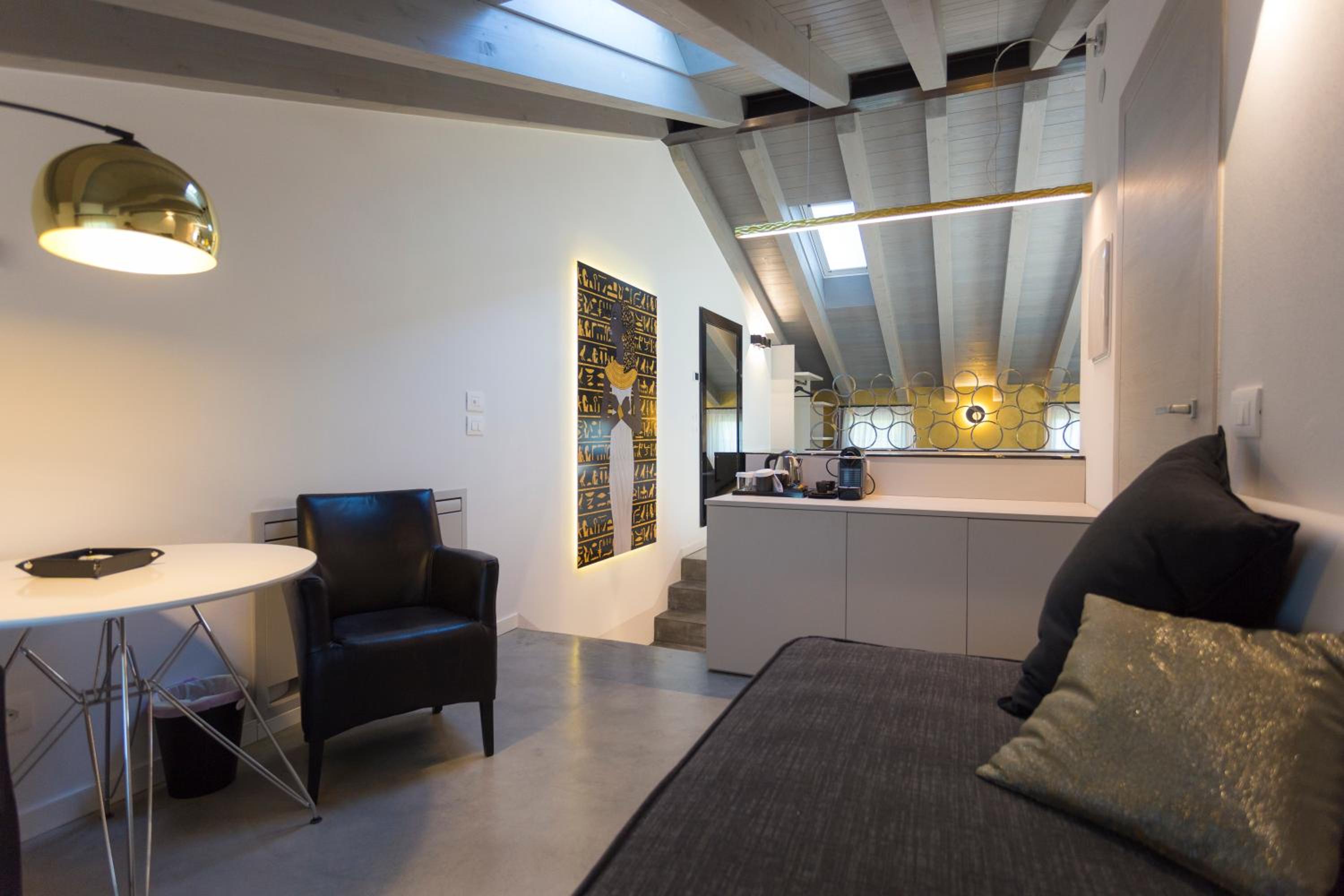 Deluxe Family Suite - Photo 13