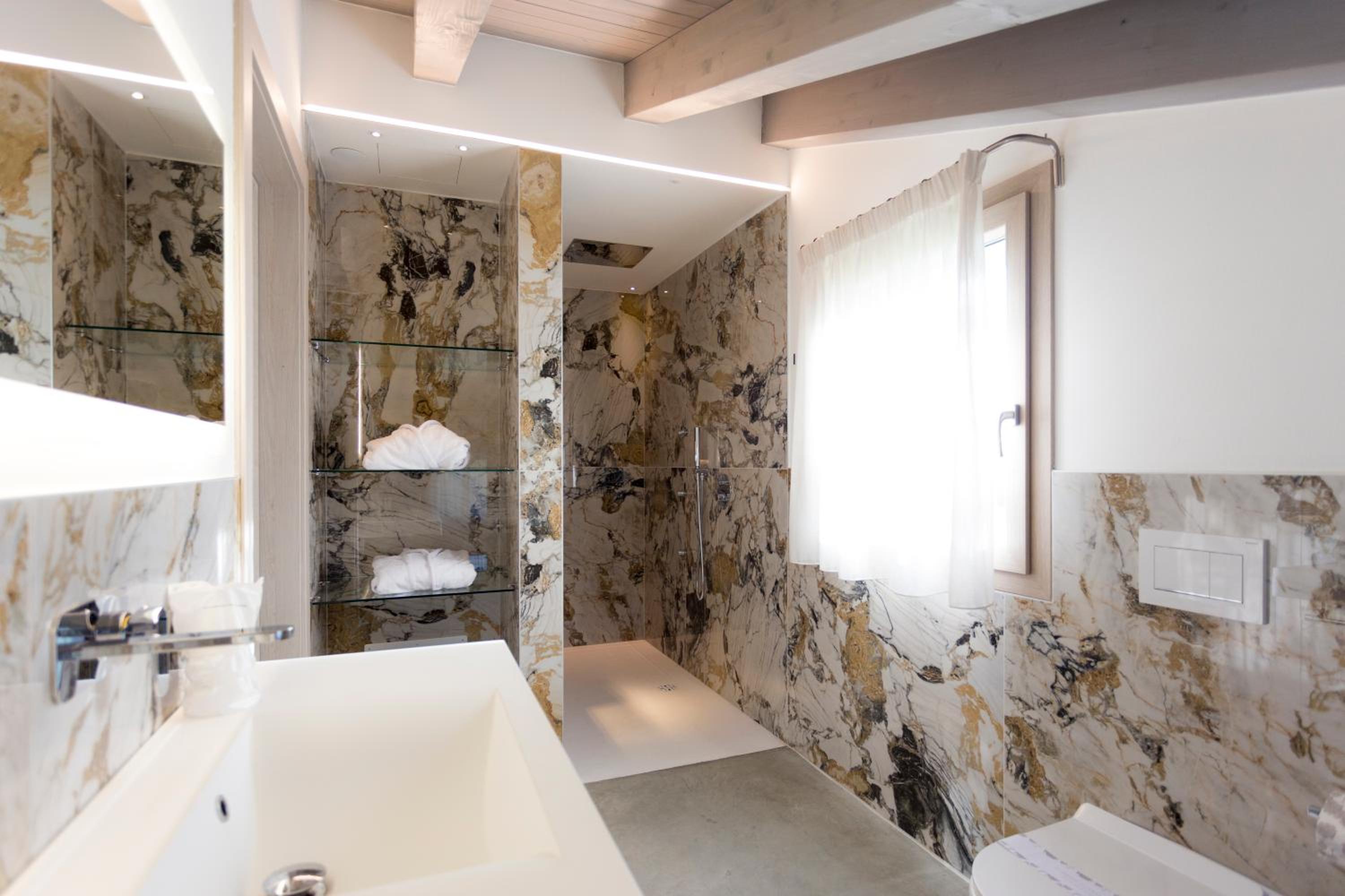 Deluxe Family Suite - Photo 5