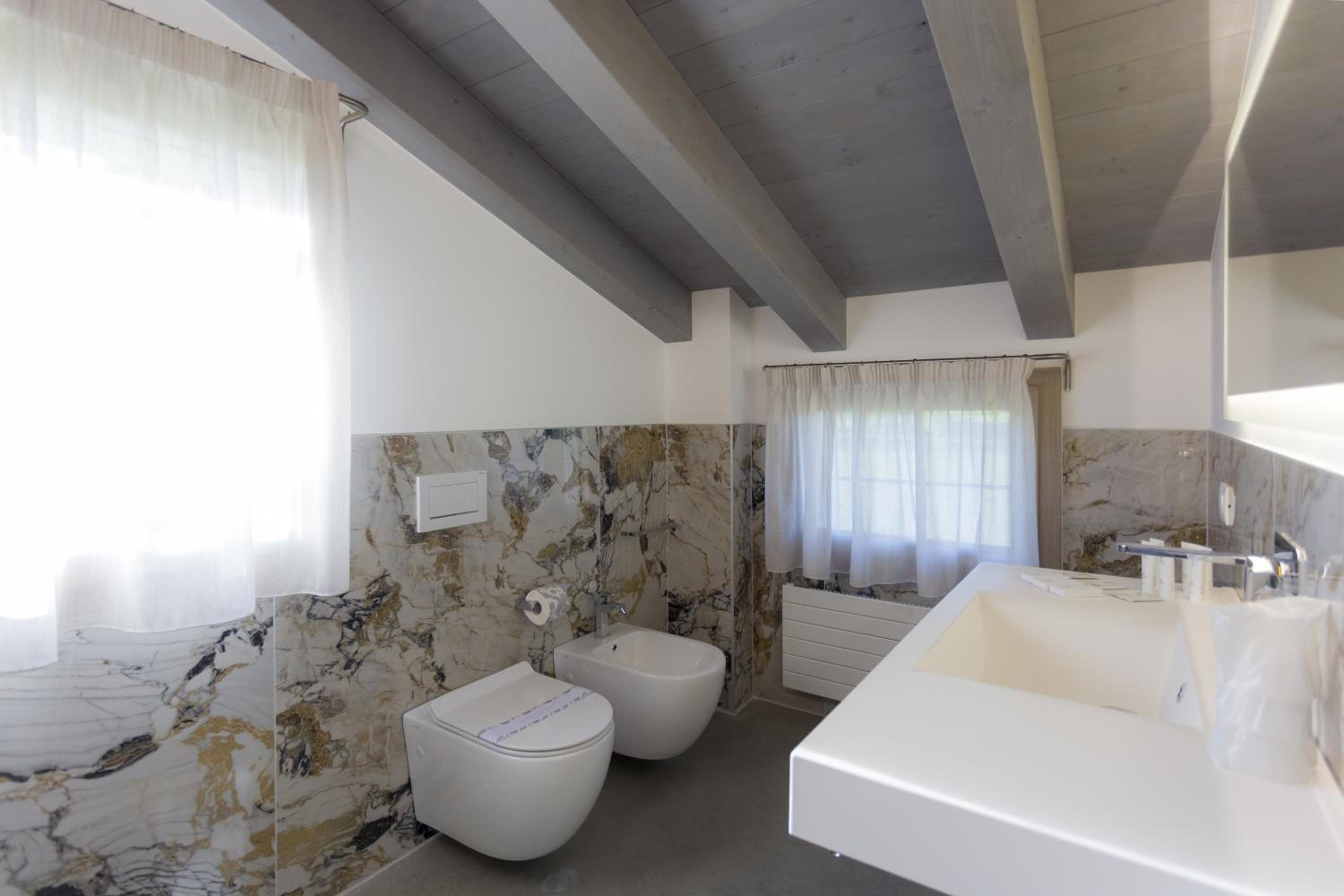 Deluxe Family Suite - Photo 8
