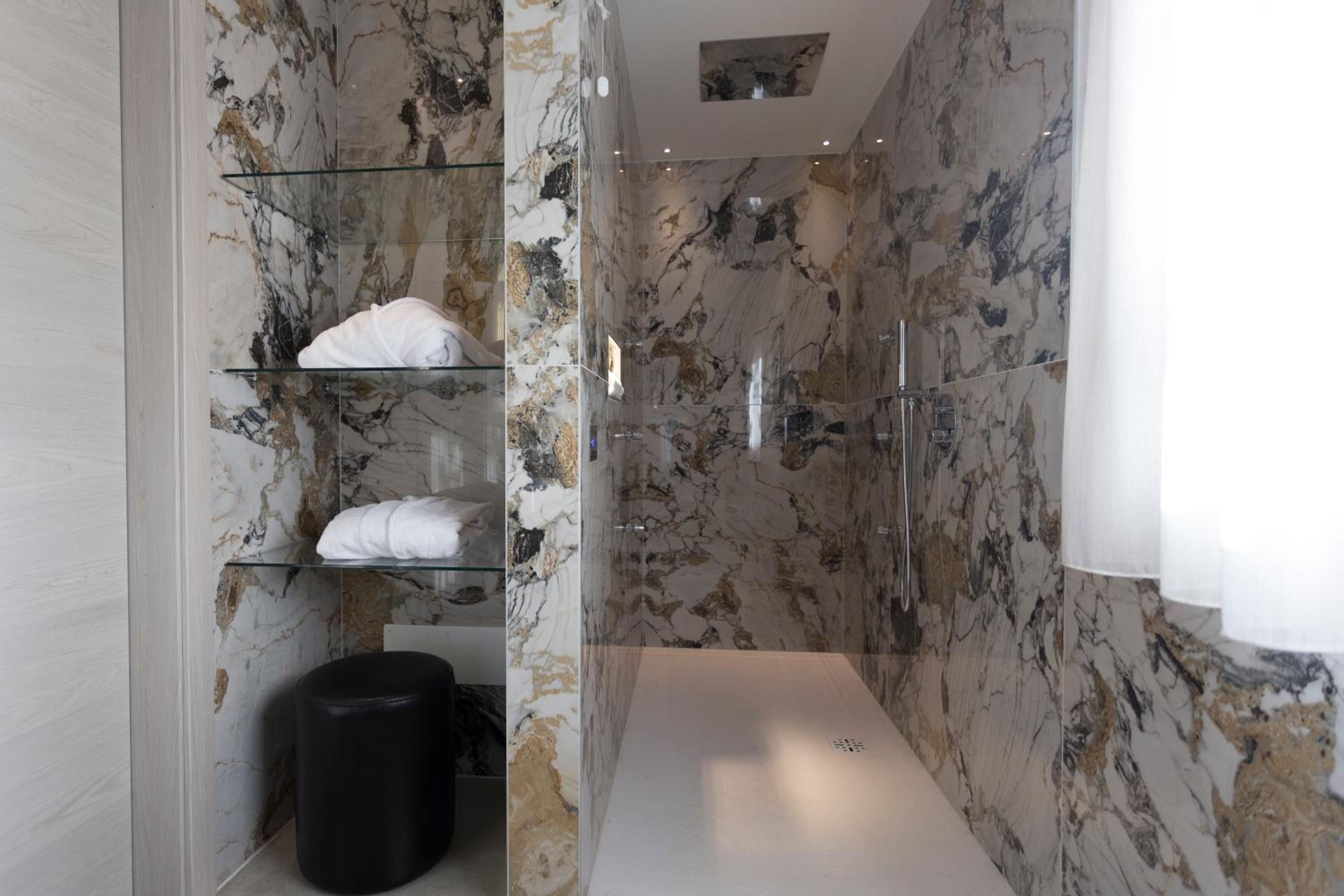 Deluxe Family Suite - Photo 7