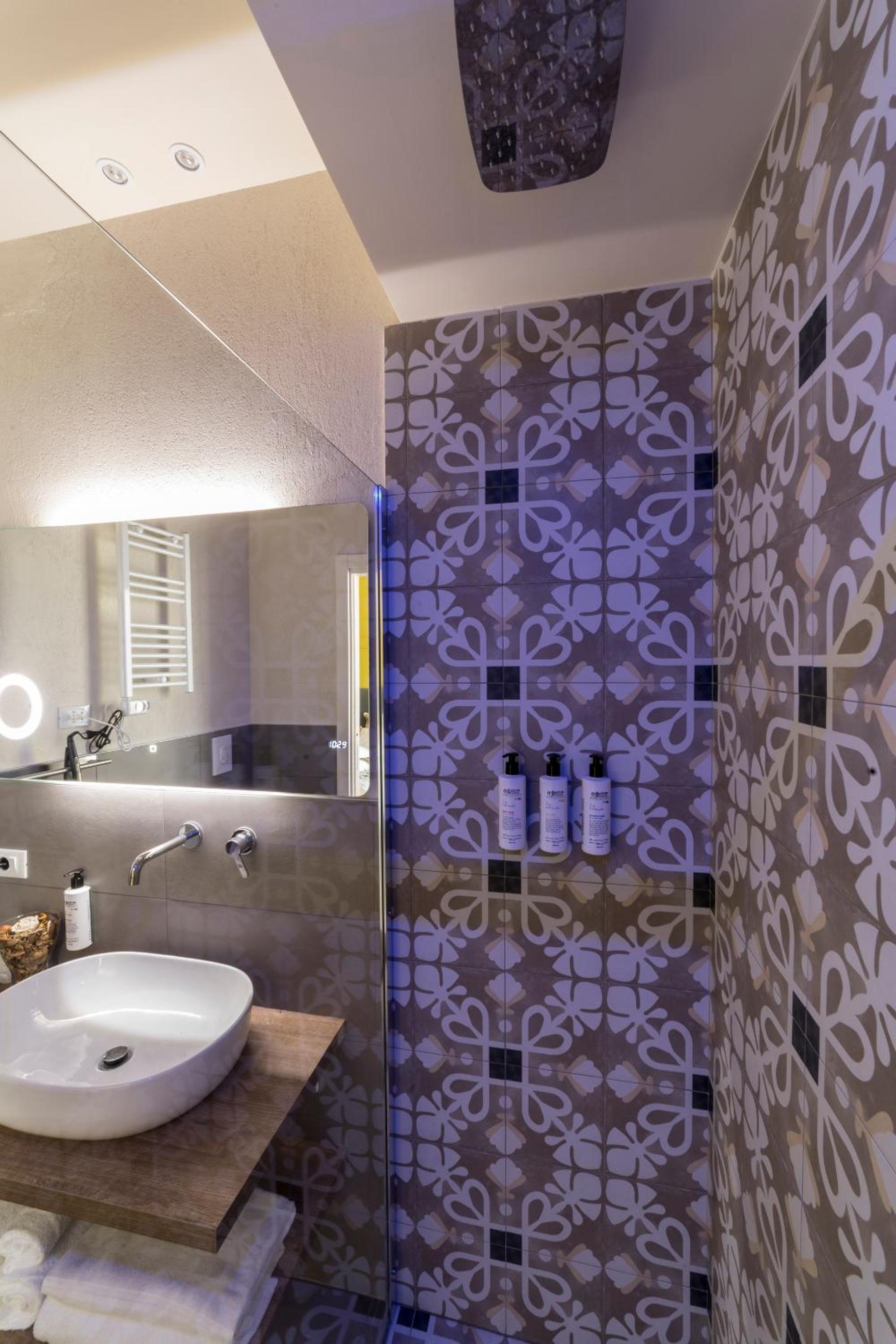 Double or Twin Room with Balcony - Photo 16