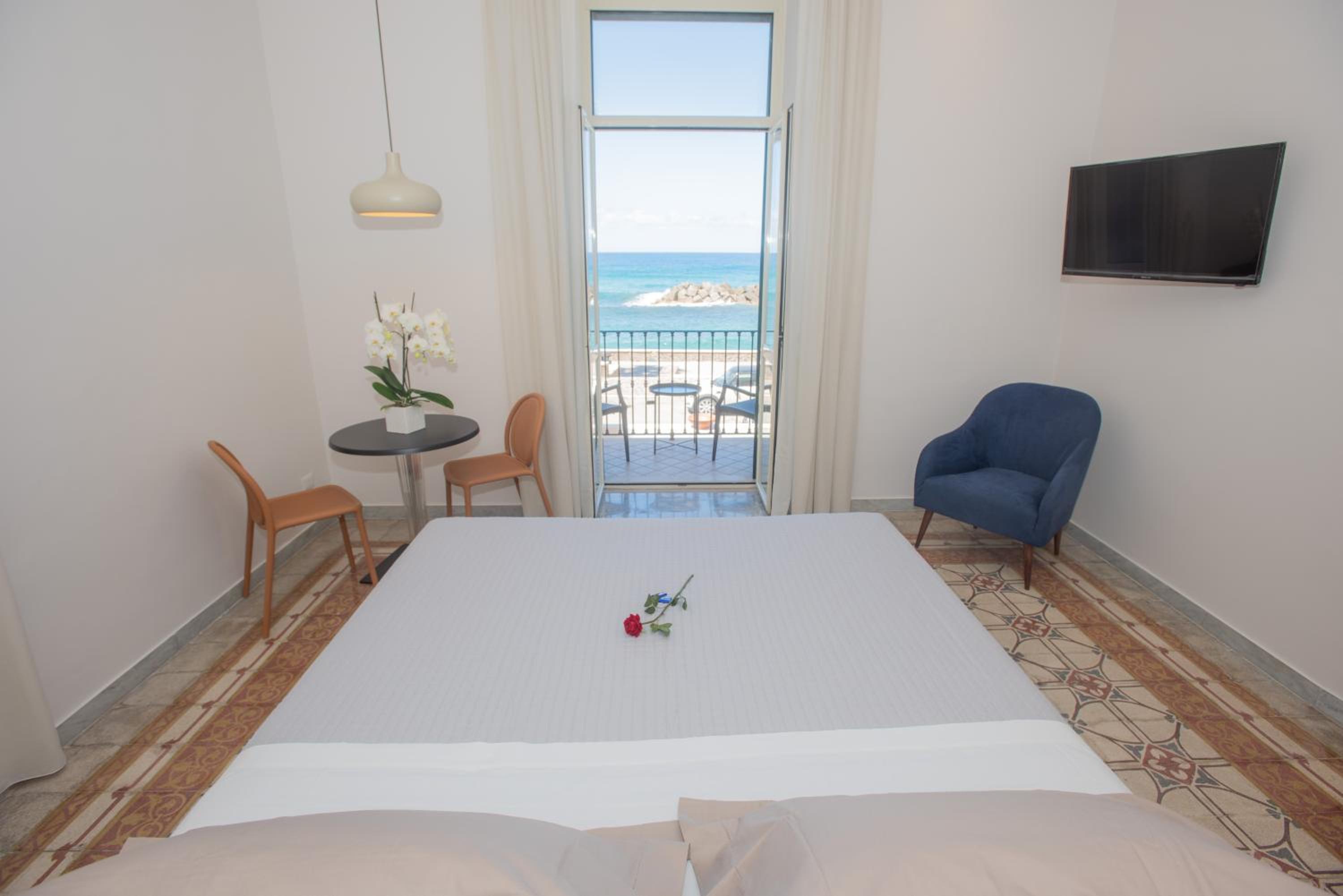 King Room with Sea View - Photo 3