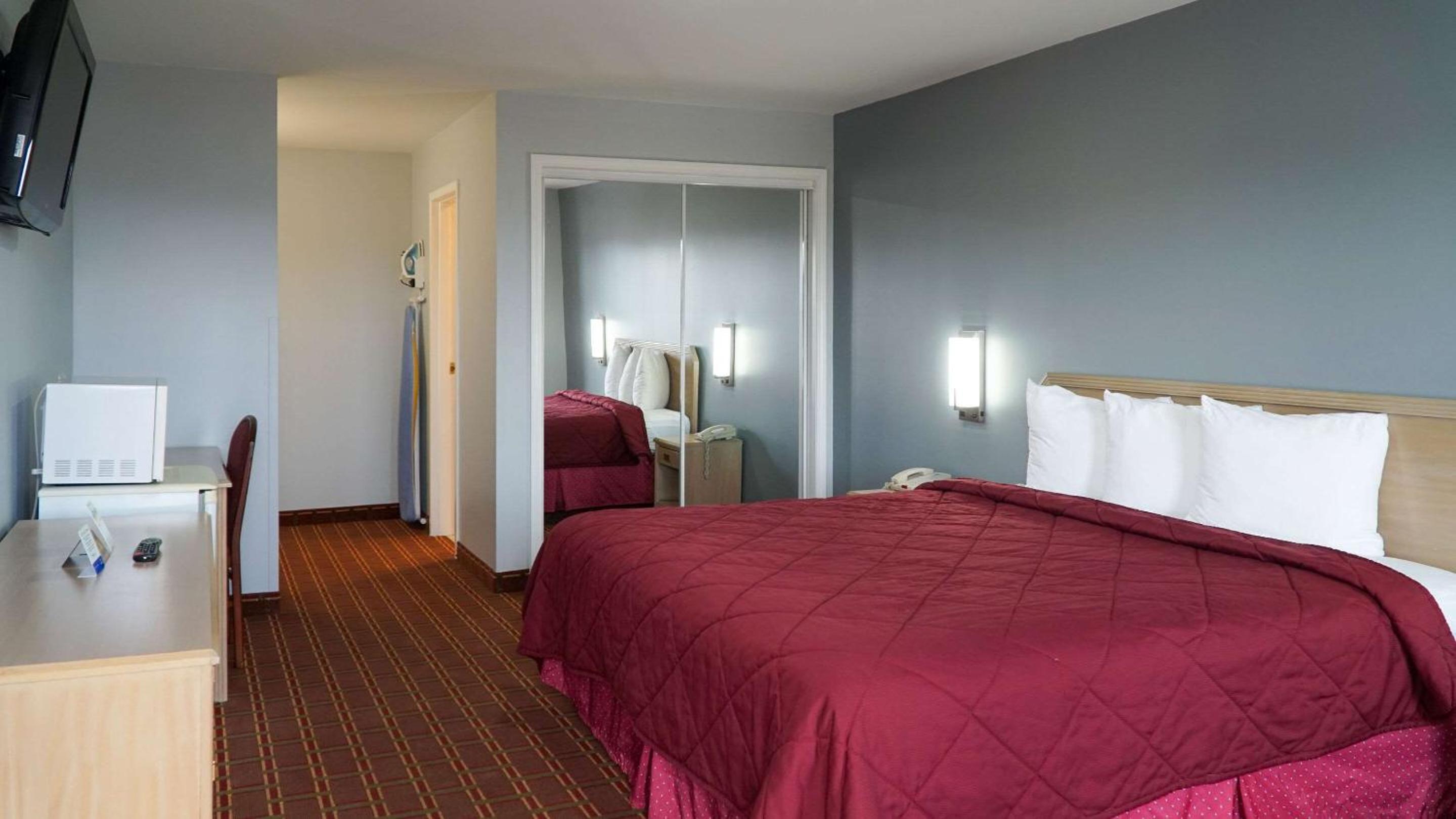 Standard King Room - Non-Smoking  - Photo 2
