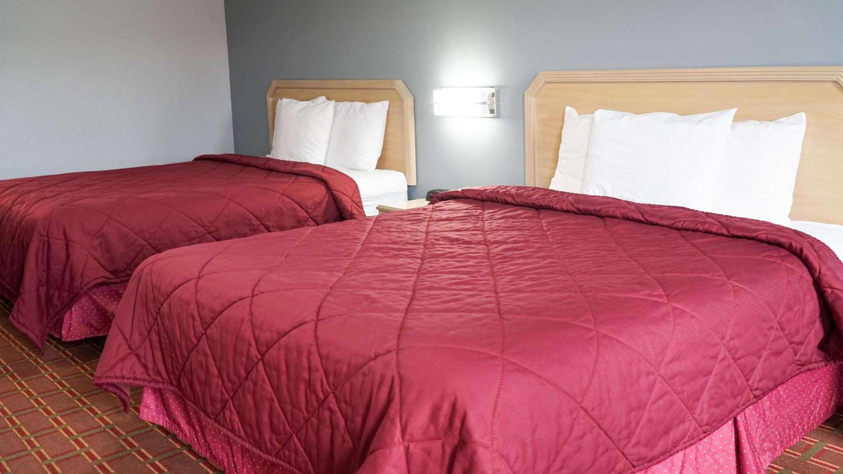 Queen Room with Two Queen Beds - Non-Smoking - Photo 1