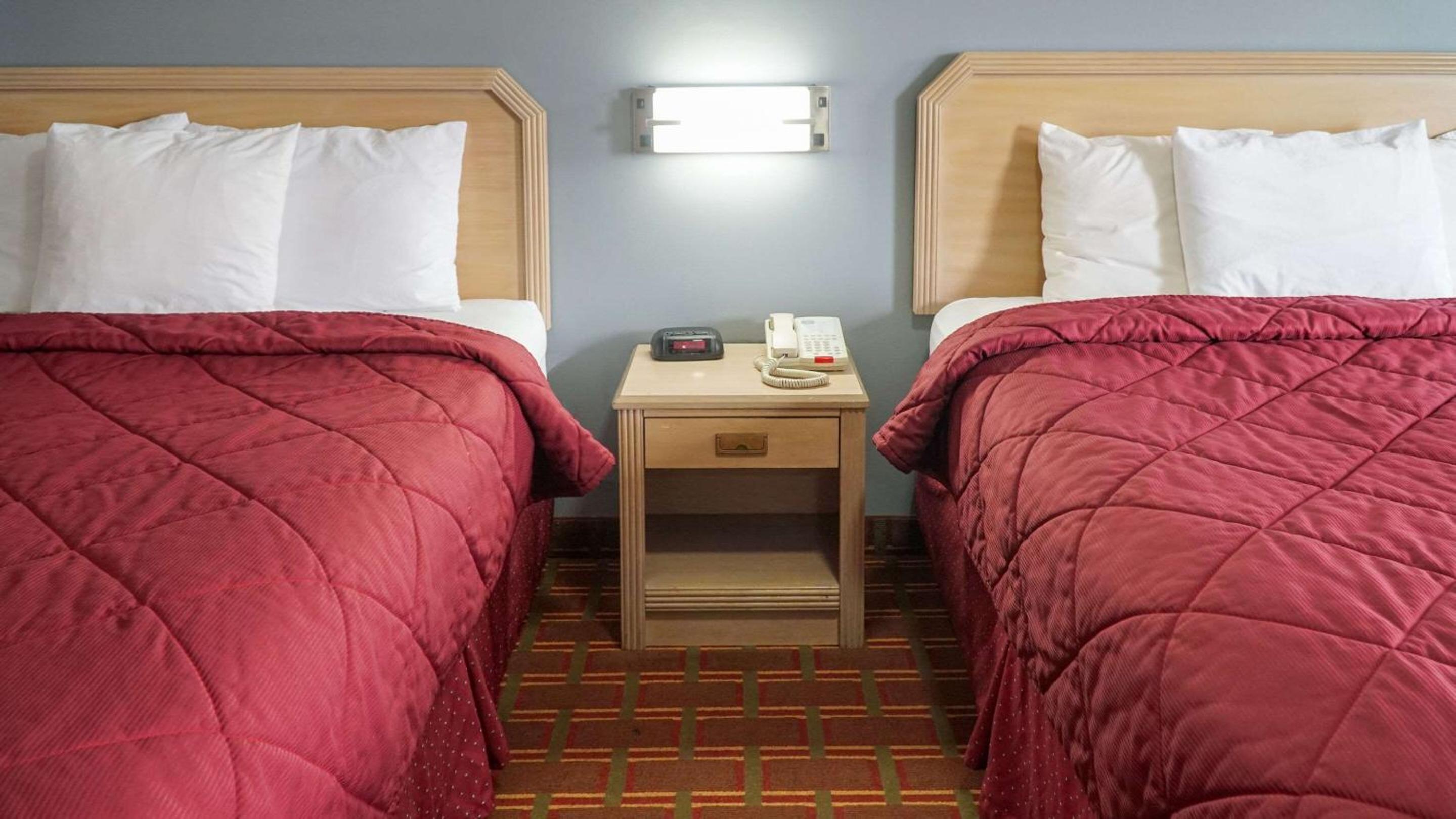 Queen Room with Two Queen Beds - Non-Smoking - Photo 2