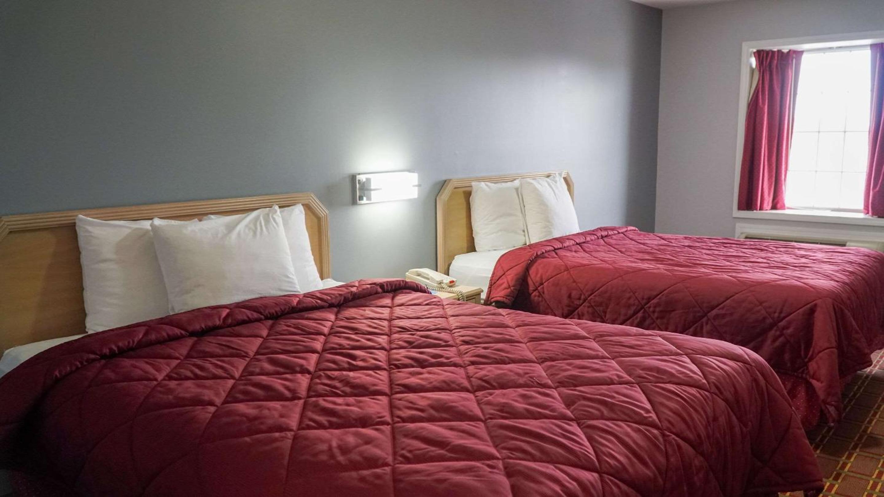 Queen Room with Two Queen Beds - Non-Smoking - Photo 3