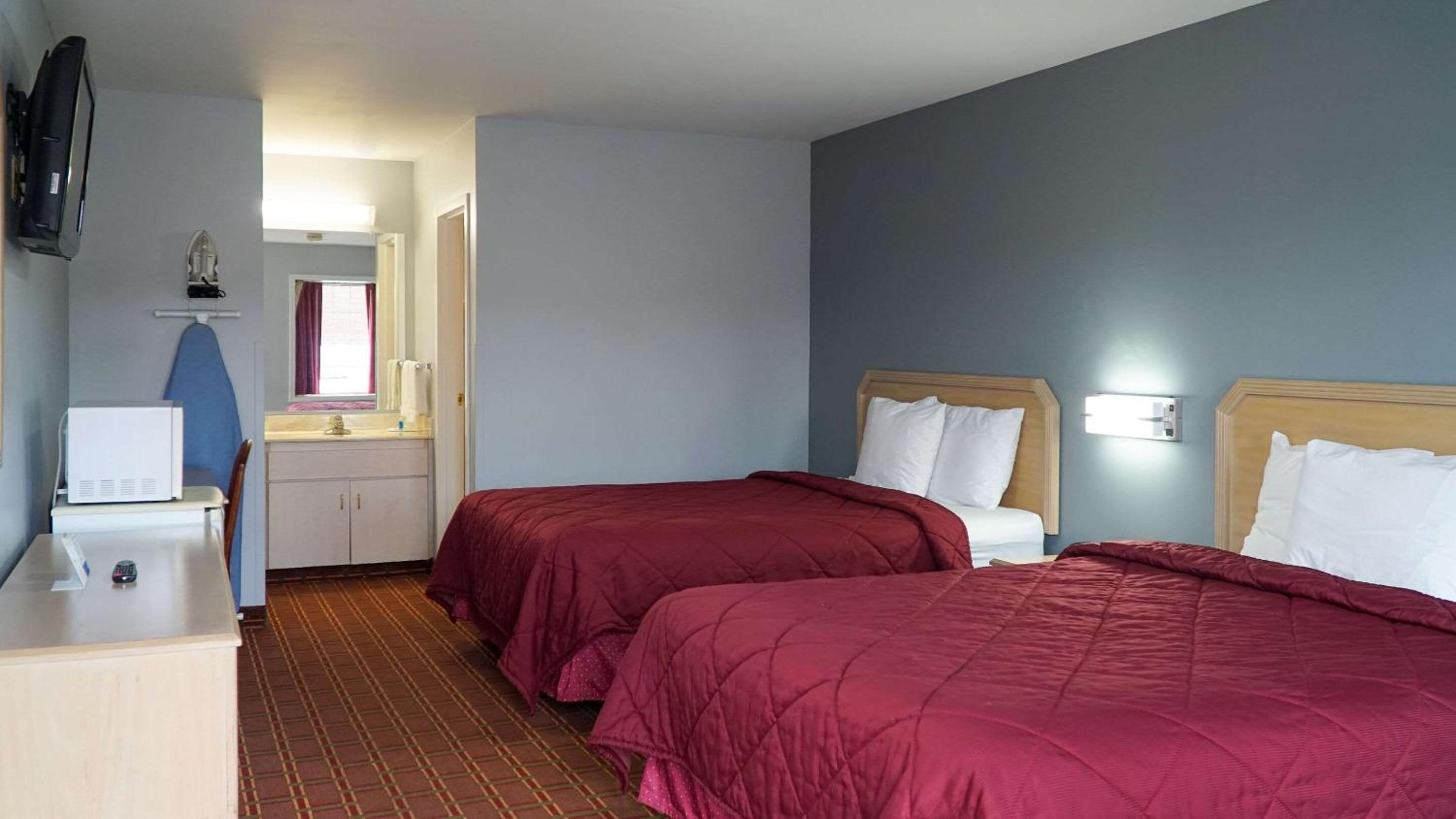 Queen Room with Two Queen Beds - Non-Smoking - Photo 4