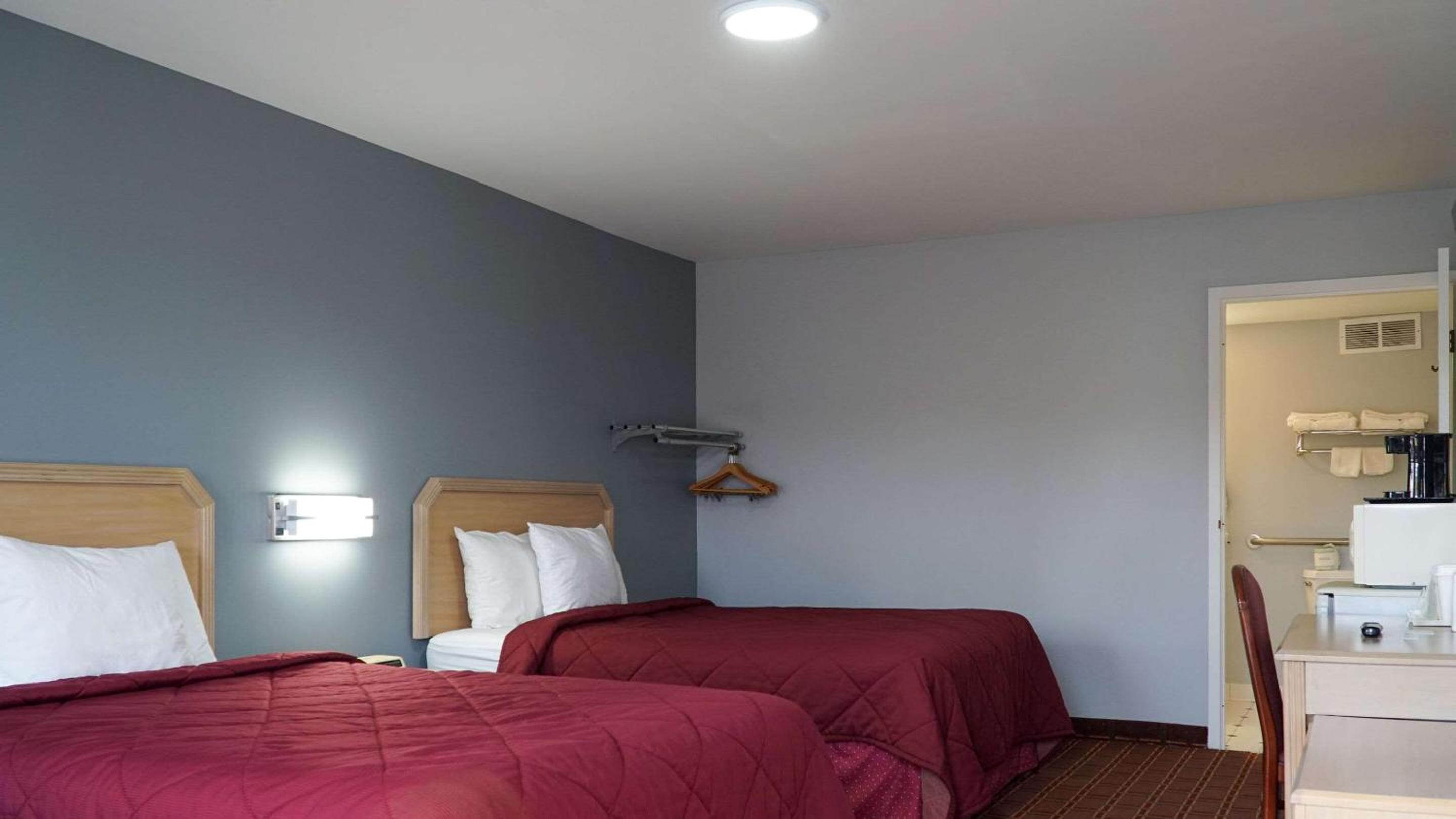 Double Room with Two Double Beds - Accessible/Smoking - Photo 2