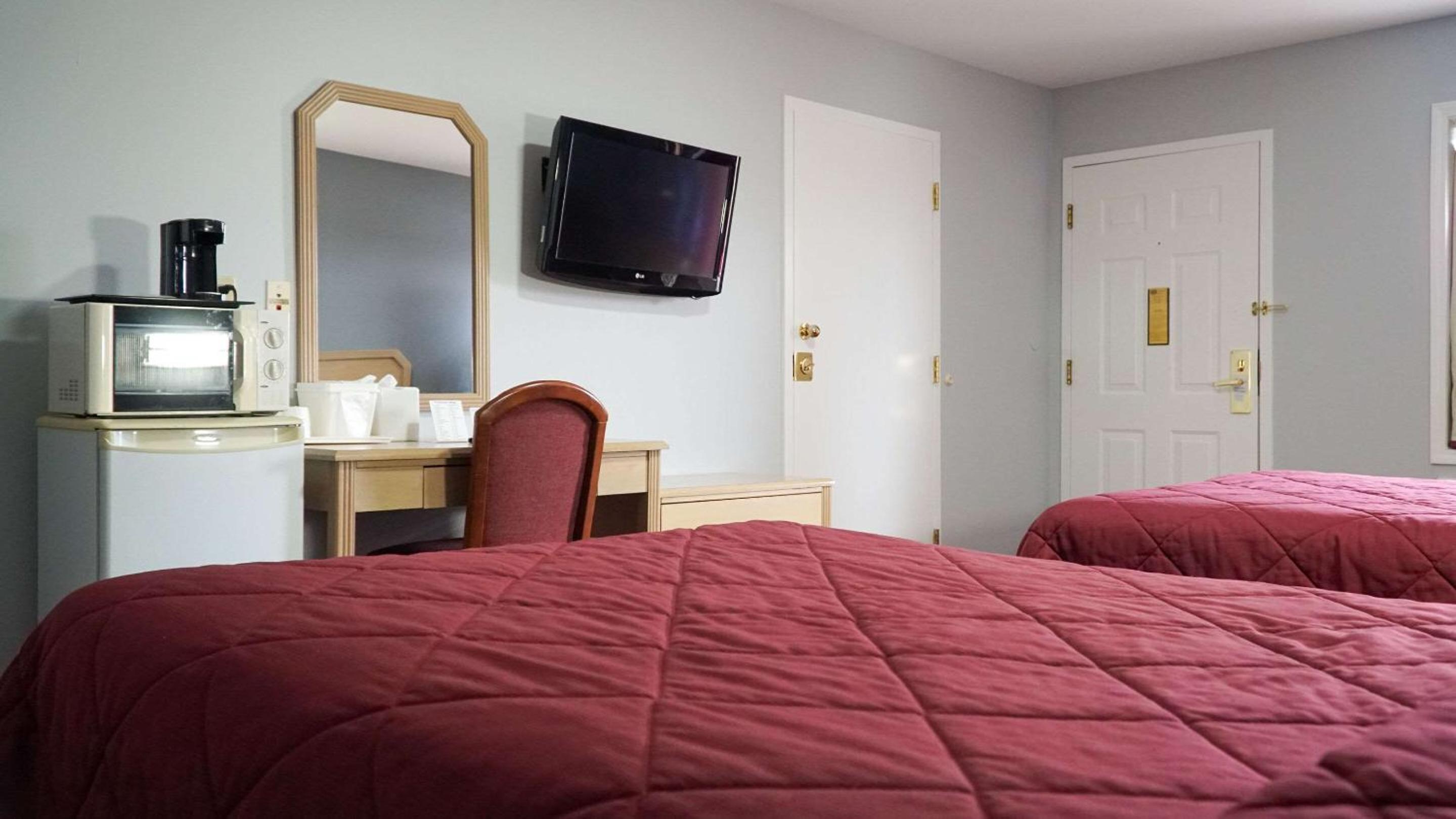 Double Room with Two Double Beds - Accessible/Smoking - Photo 3