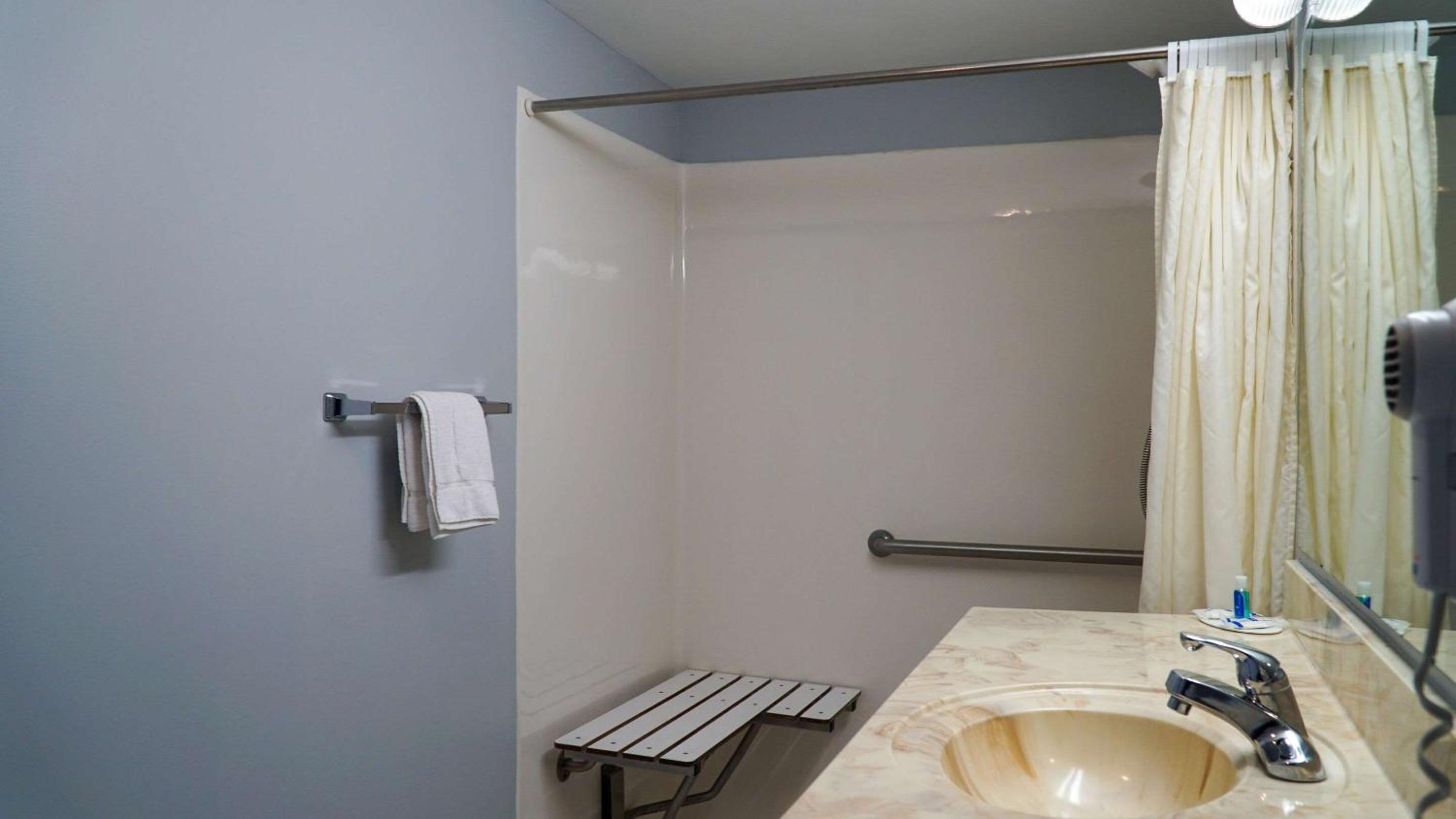Double Room with Two Double Beds - Accessible/Smoking - Photo 4