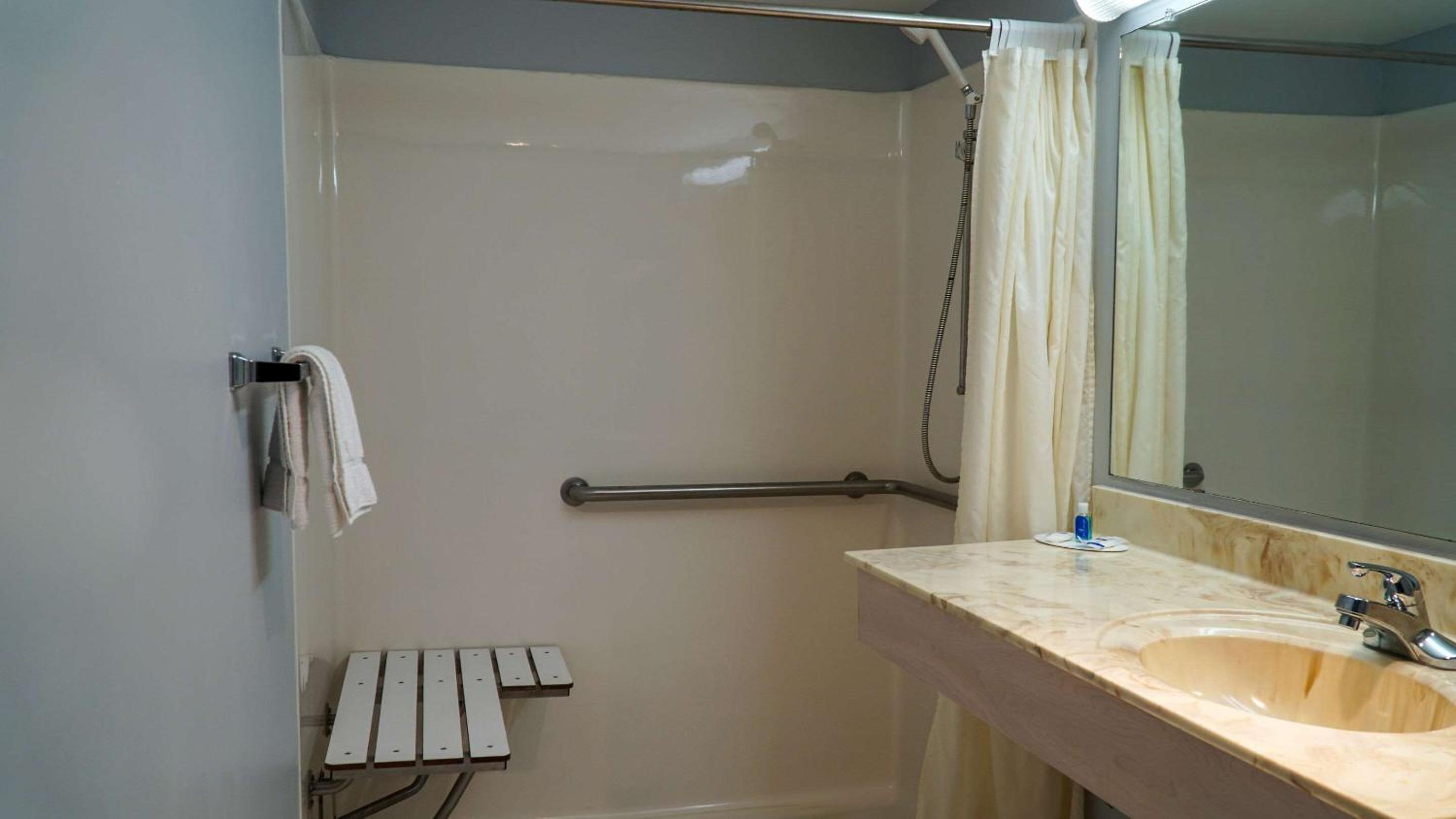 Double Room with Two Double Beds - Accessible/Smoking - Photo 6