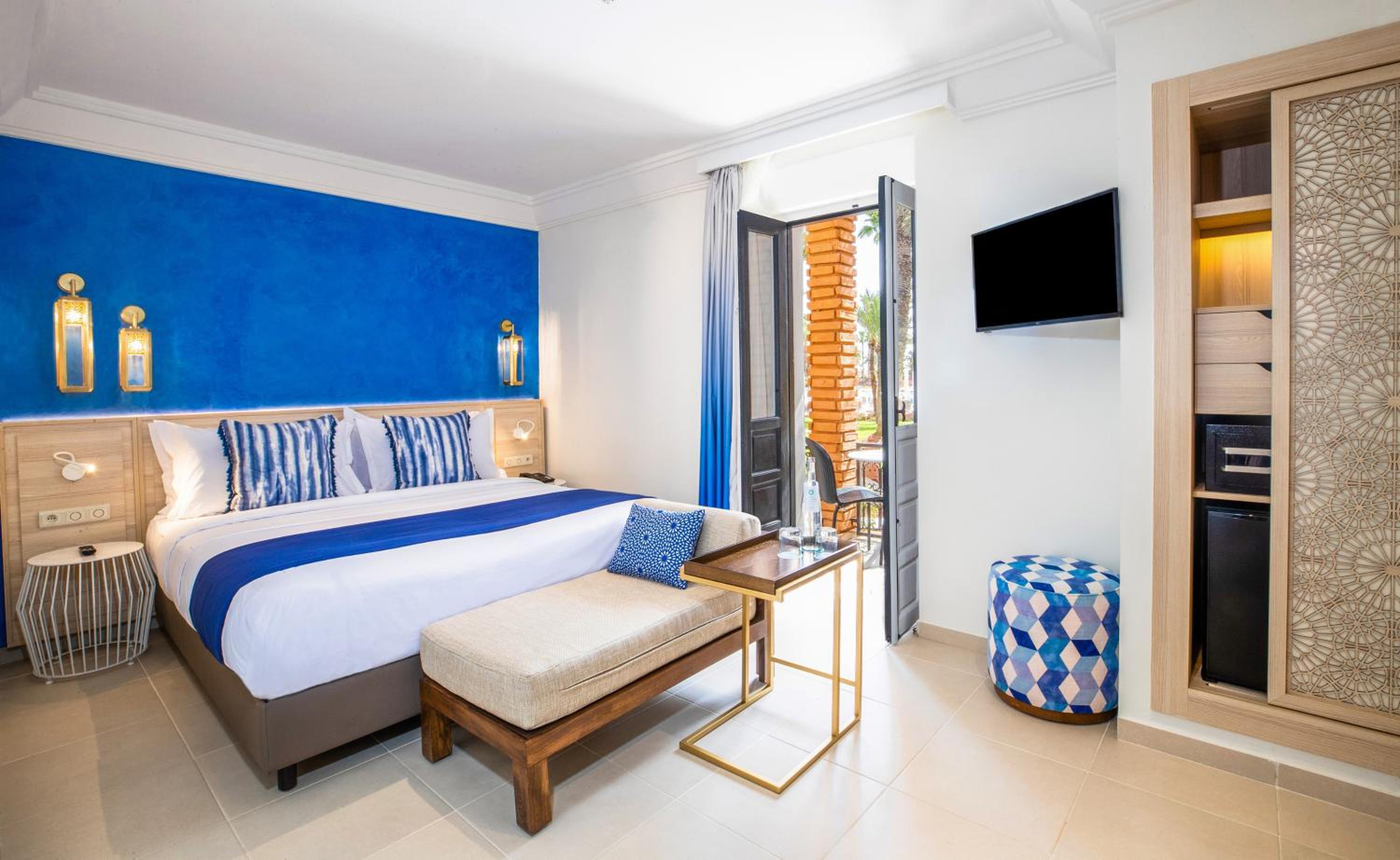 Sol Room with Balcony