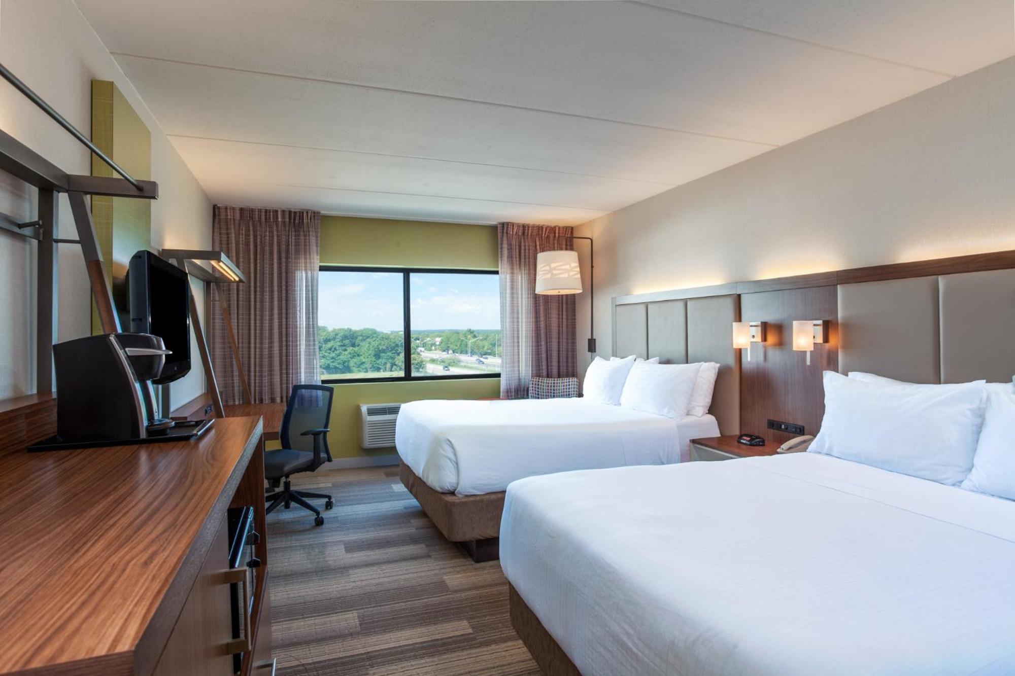 Standard Queen Room with Two Queen Beds - Photo 5