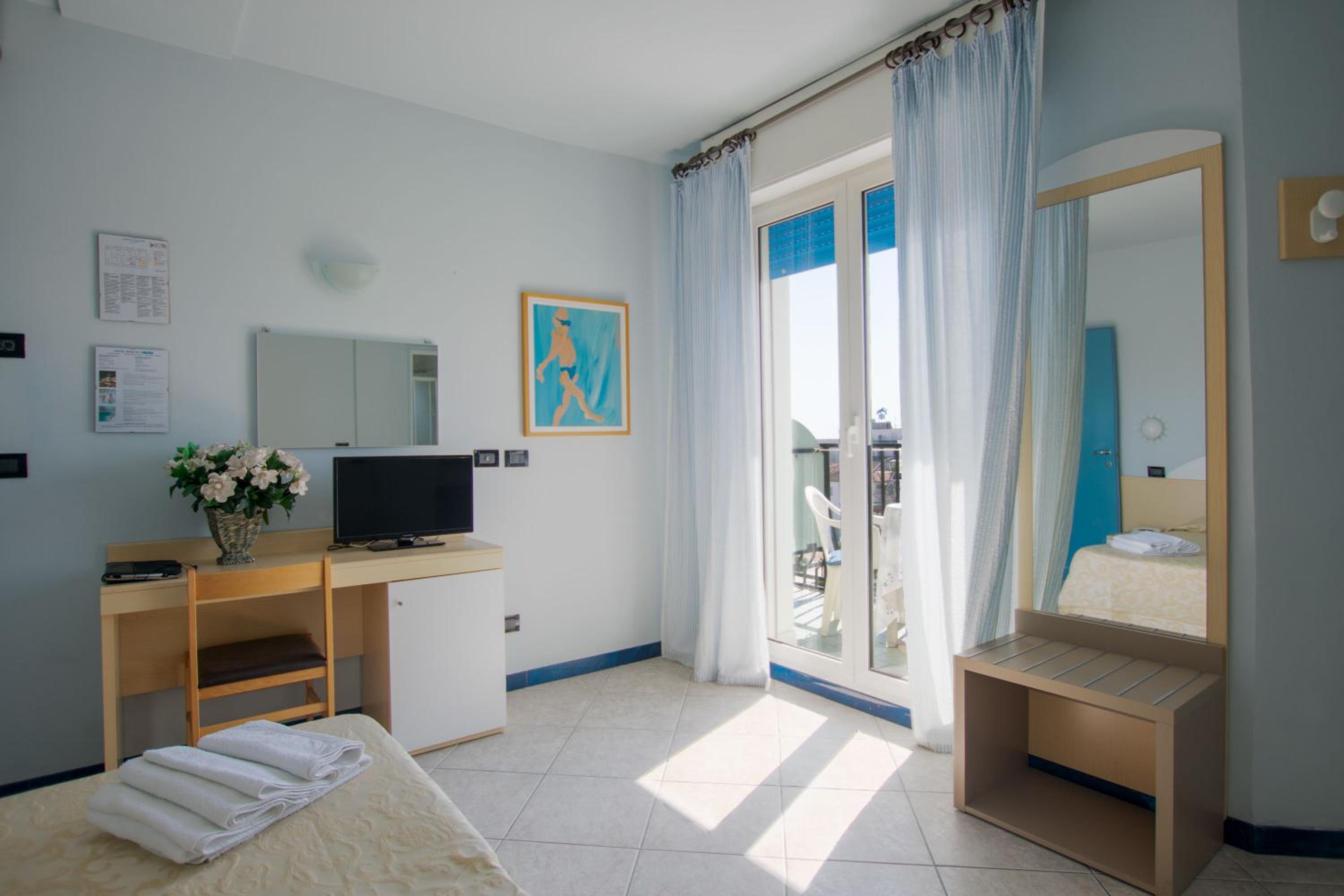 Twin Room - Photo 8