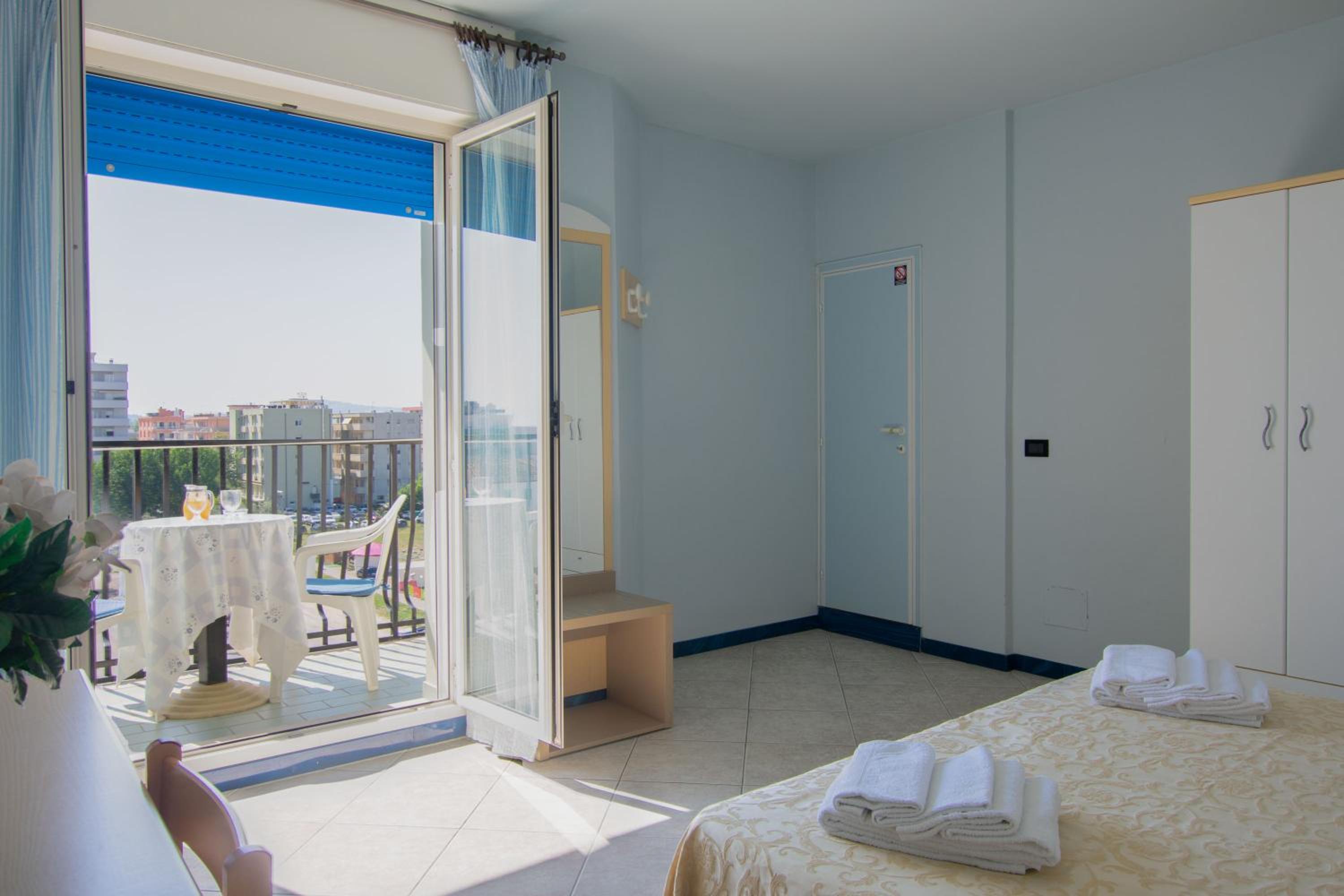 Twin Room - Photo 9