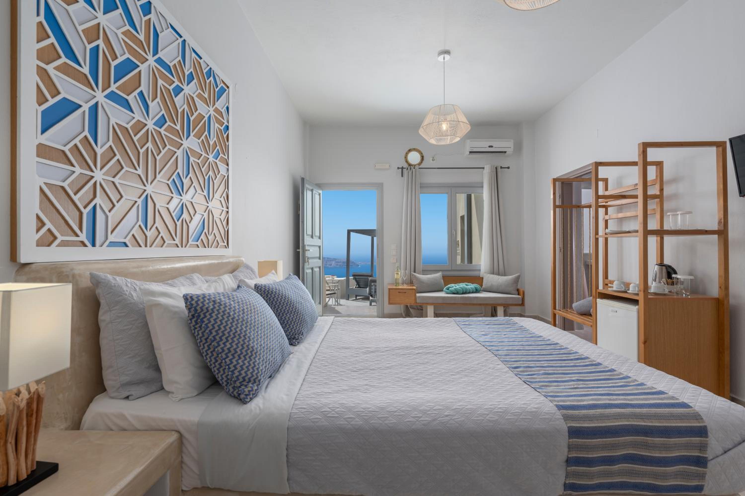 Superior Family Suite With Outdoor Hot Tub And Caldera View photo 1