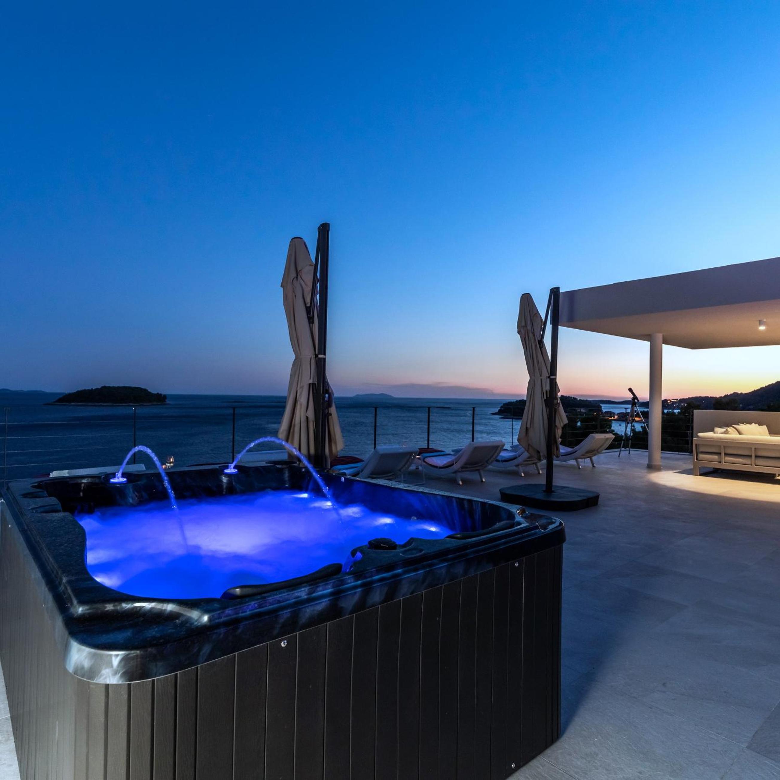 Three-Bedroom Villa with Pool and Sea View photo 3