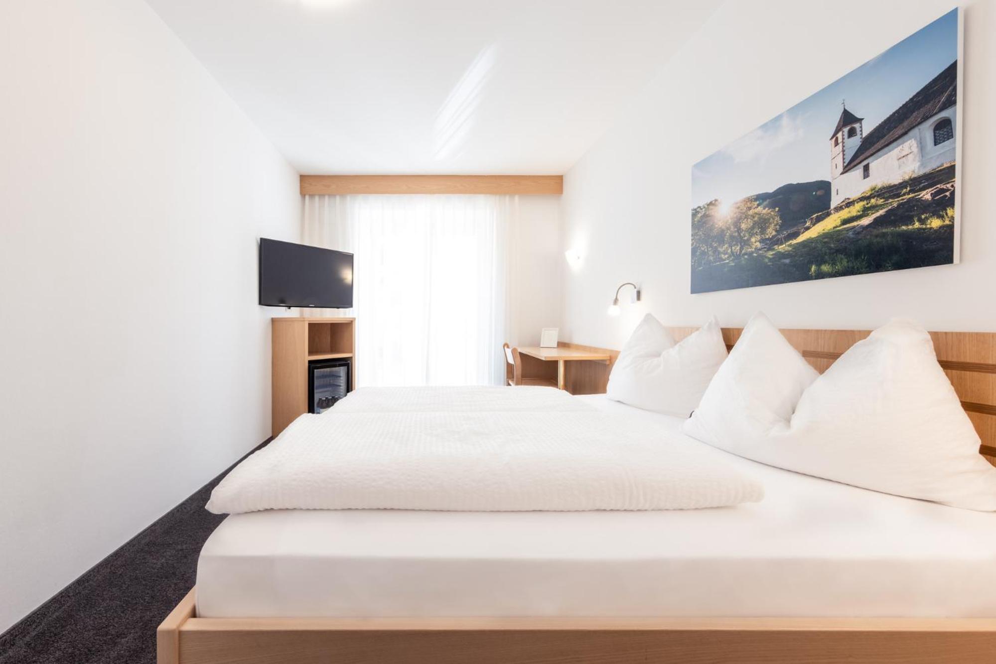 Budget Double Room photo 3