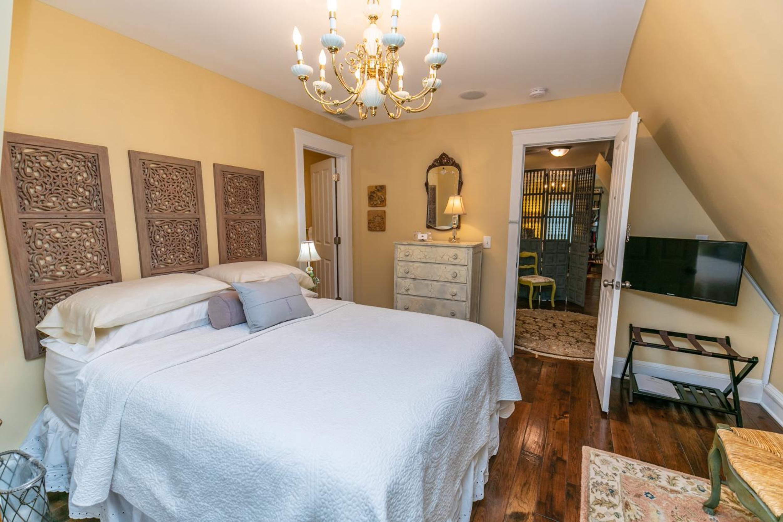 Queen Room photo 2