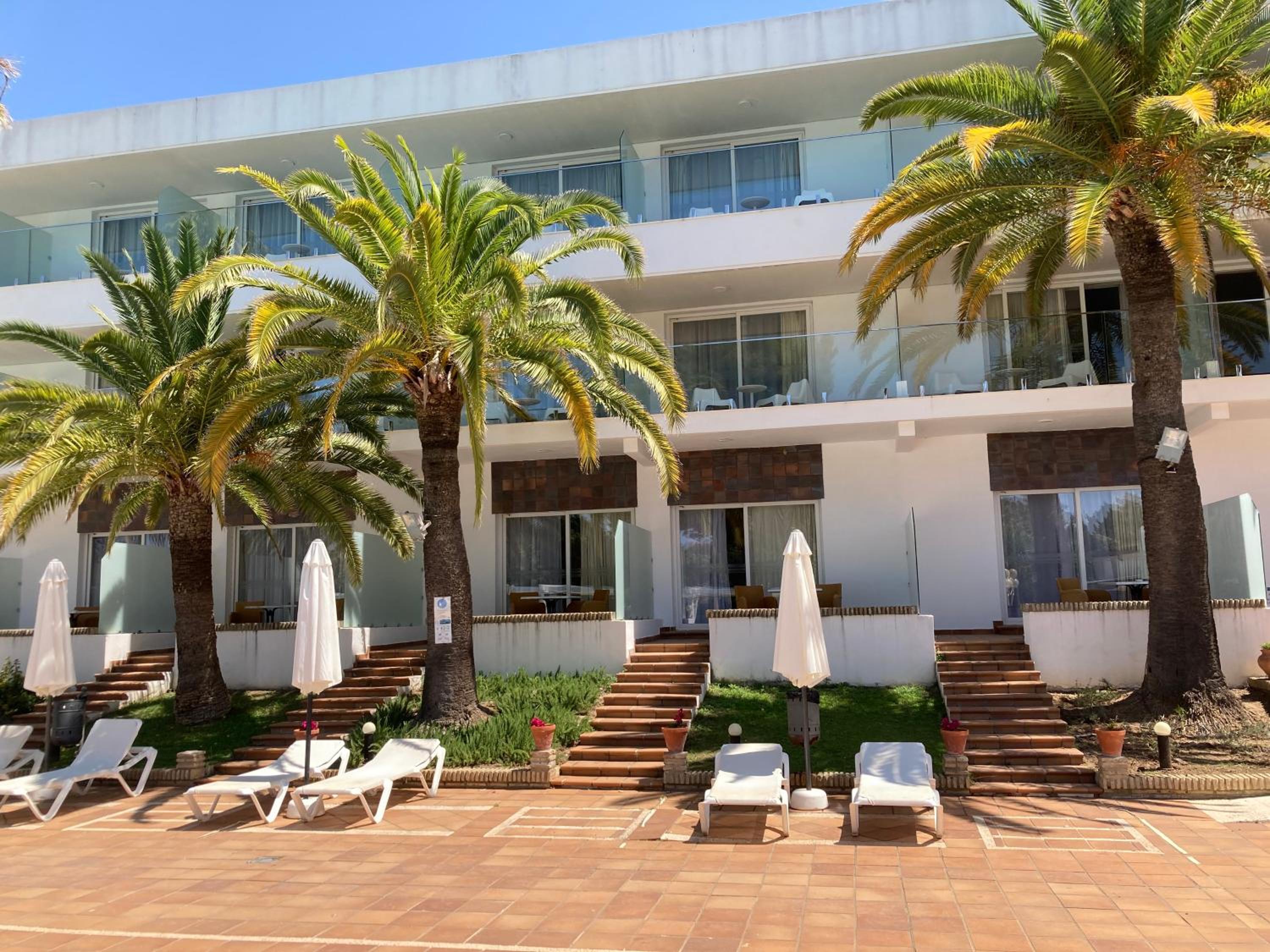 Double or Twin Room with Pool View - Photo 4