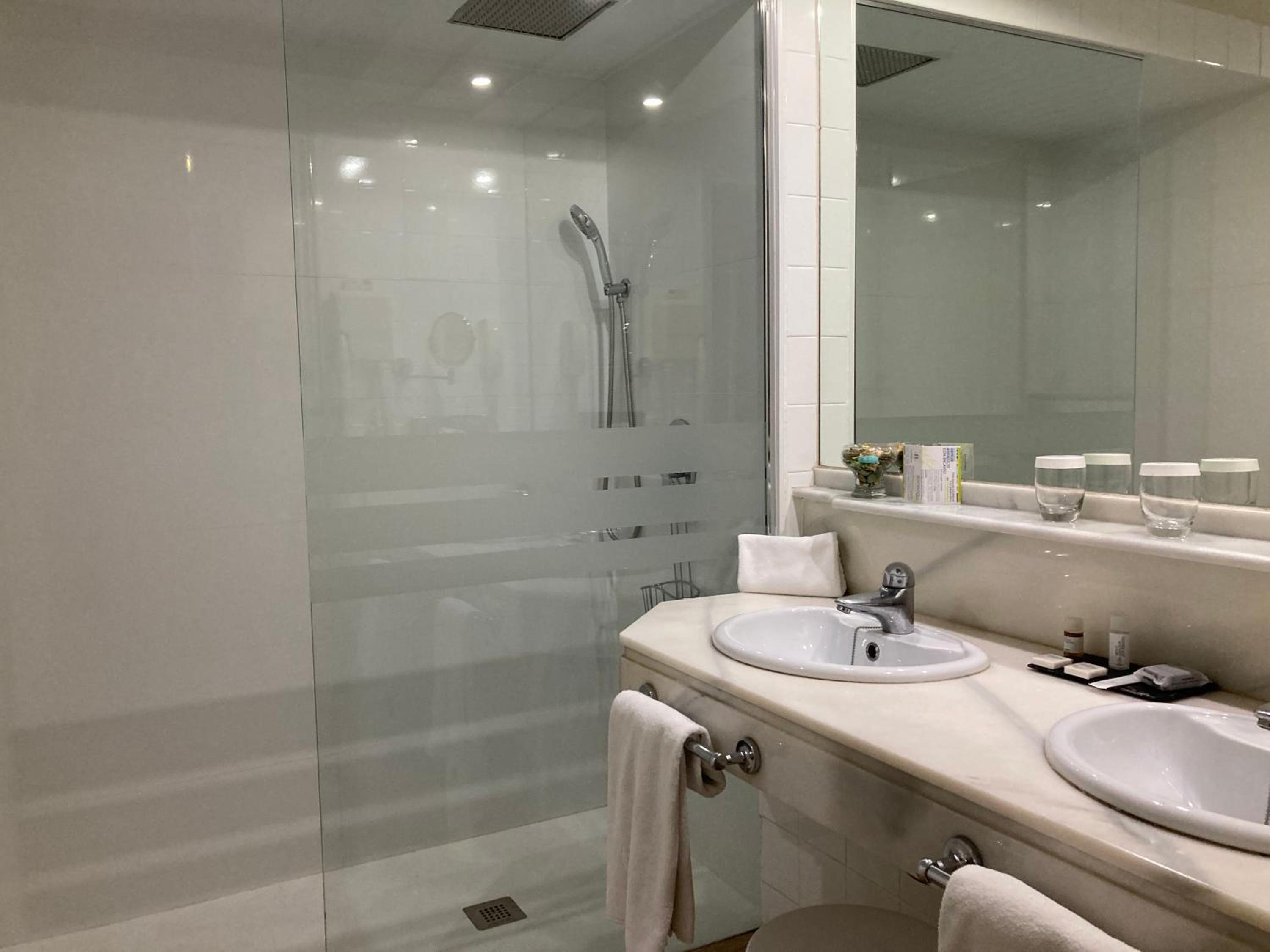 Standard Double or Twin Room - Photo 2