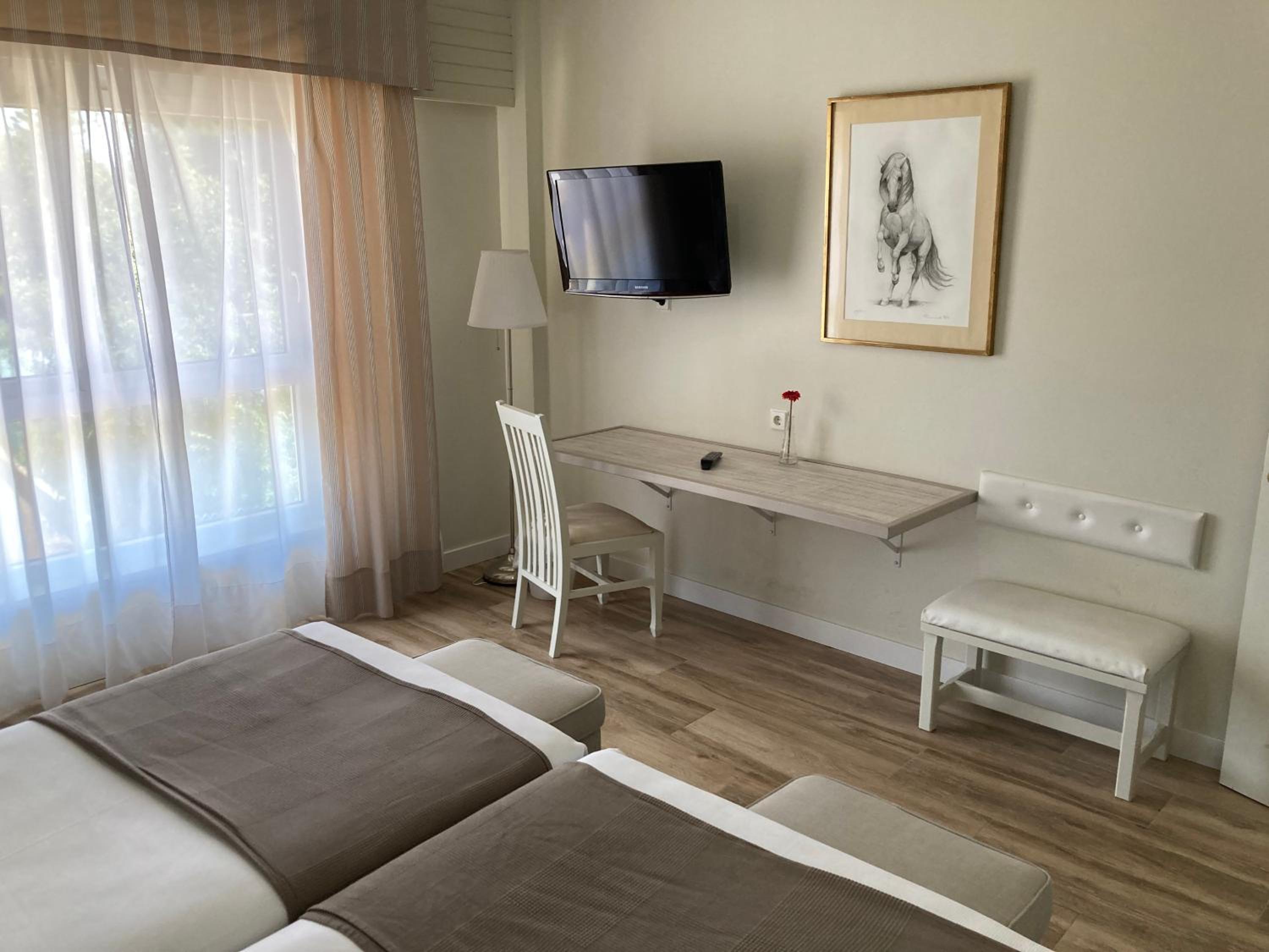 Standard Double or Twin Room - Photo 11