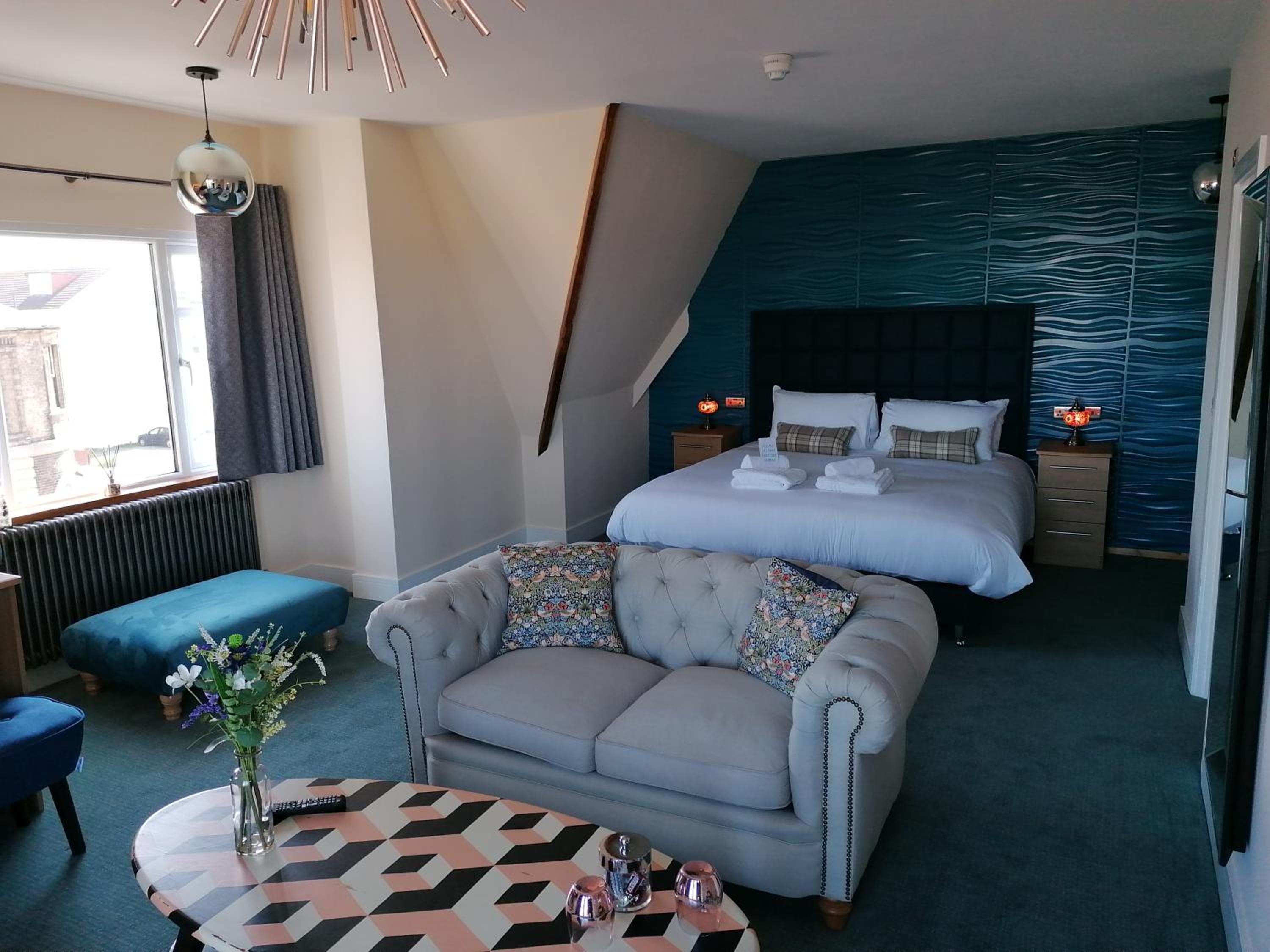 Suite with Balcony - Photo 6