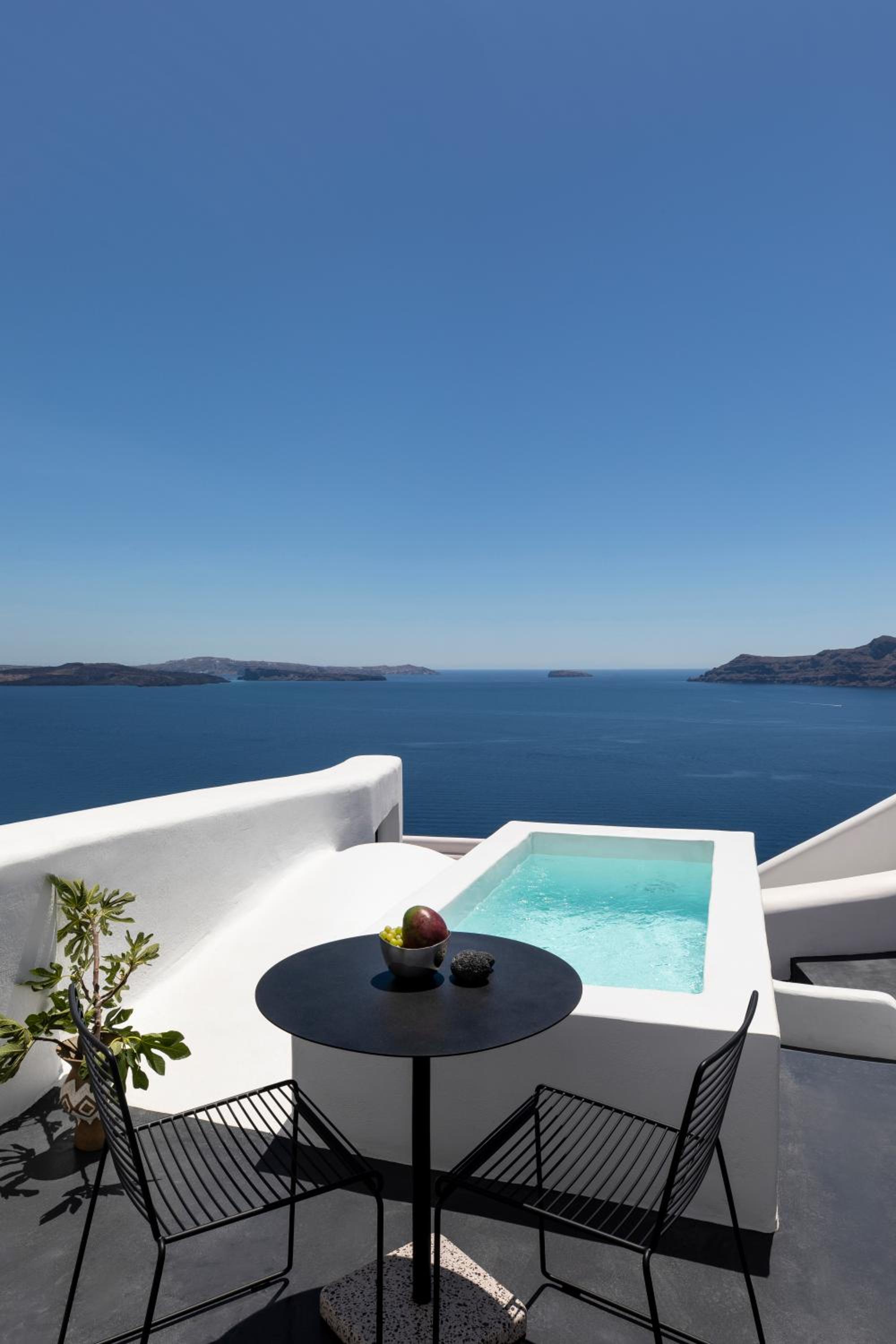 Junior Suite with Outdoor Hot Tub & Caldera View photo 3