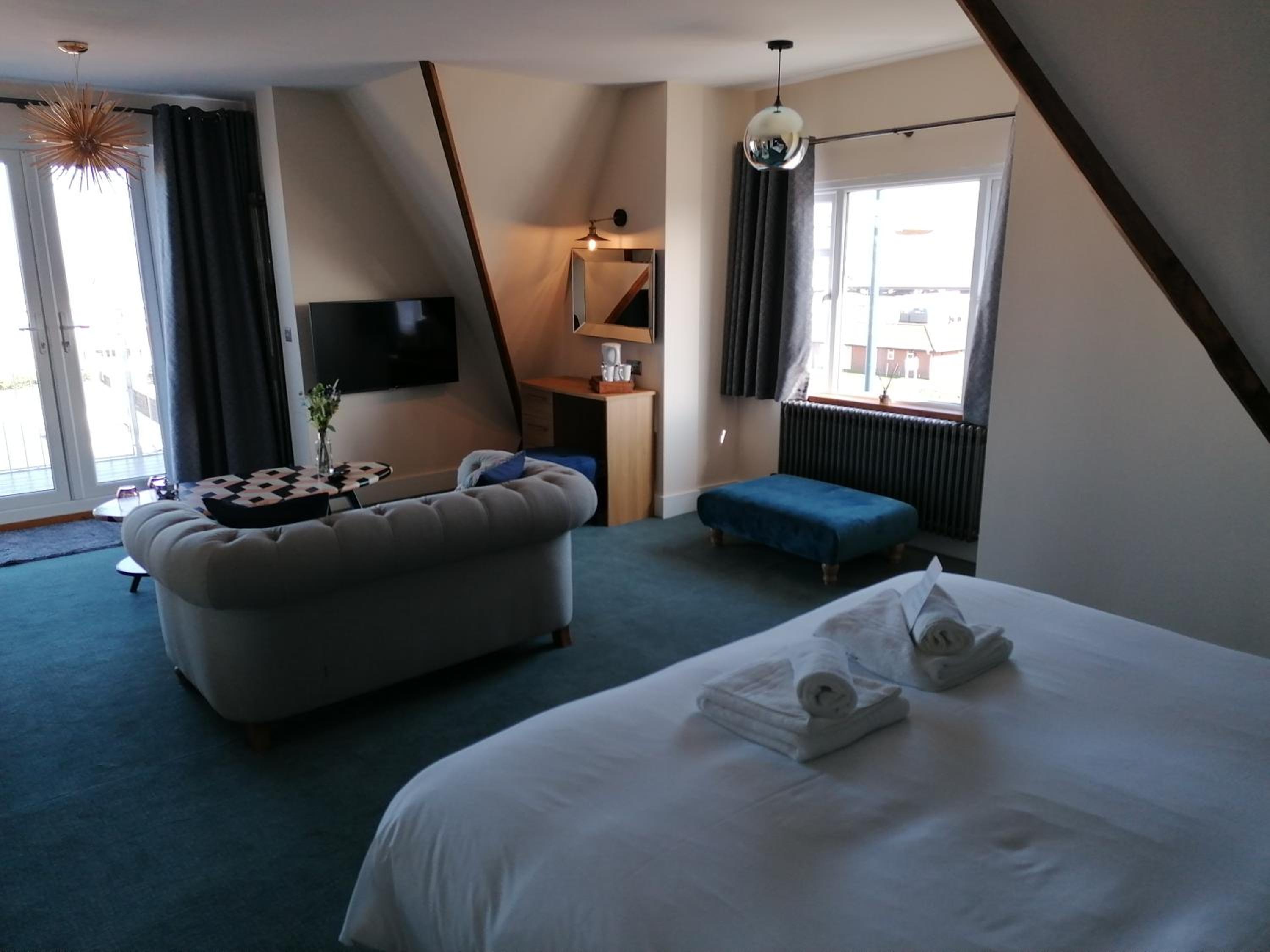 Suite with Balcony - Photo 8