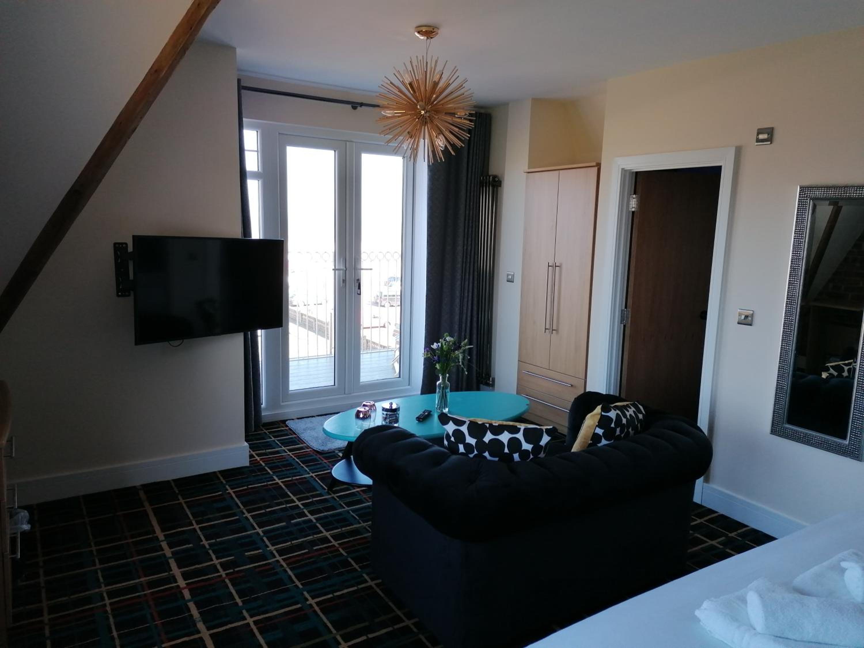 Suite with Balcony - Photo 20