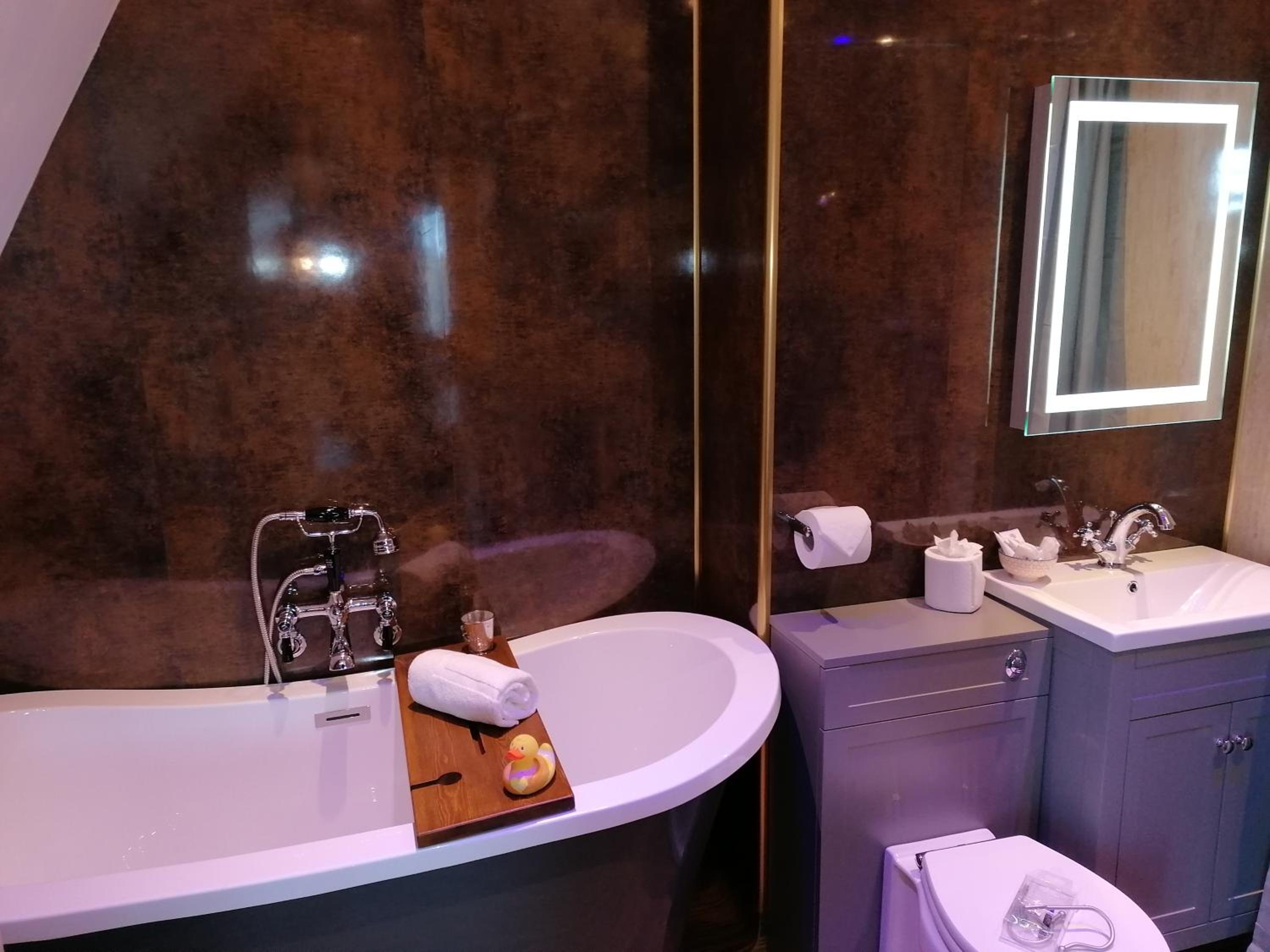 Suite with Balcony - Photo 21